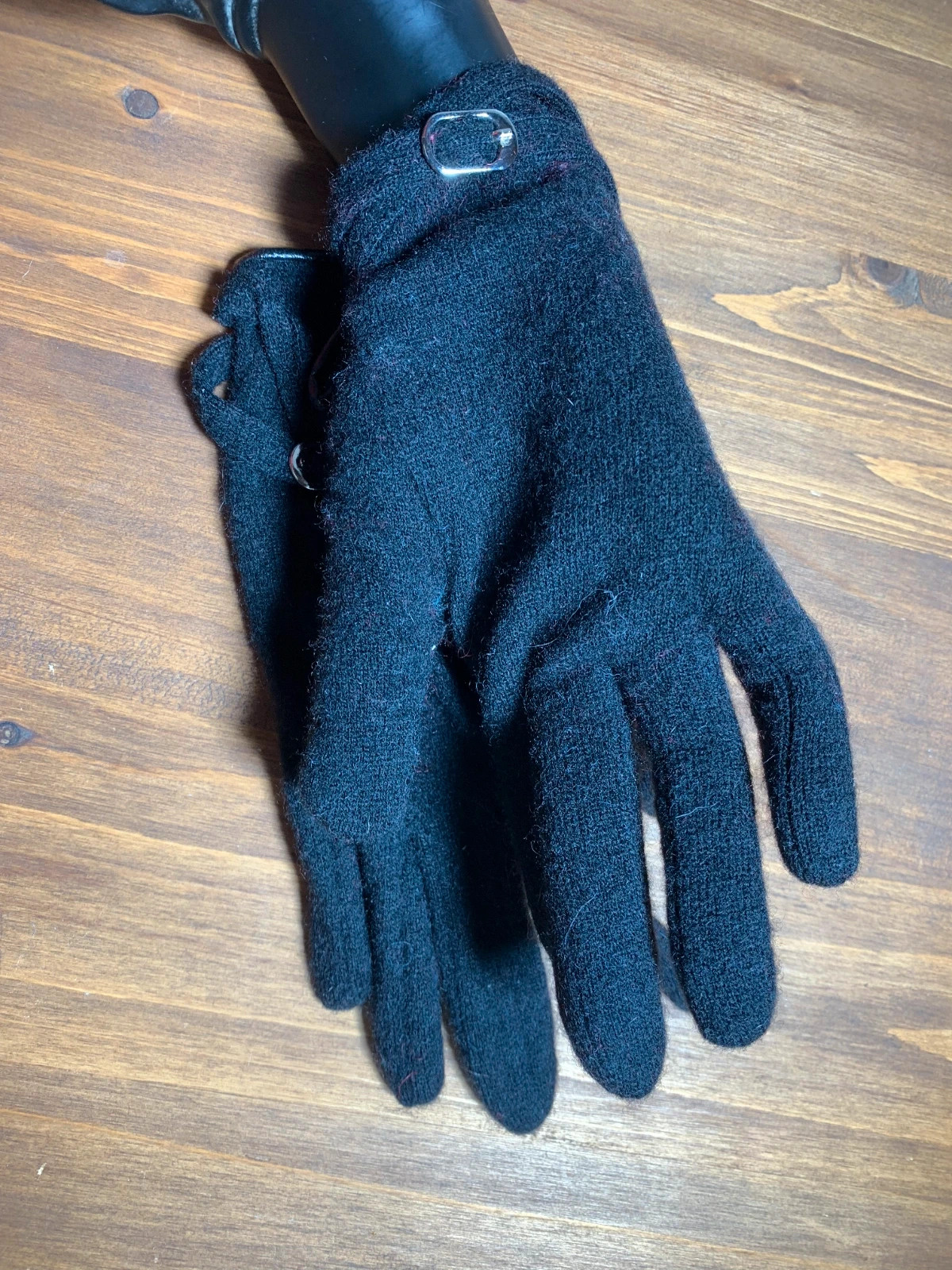 Guantes de punto negro con detalle de hebilla plateada | Black knit gloves with silver buckle detail – taille Taille unique 3