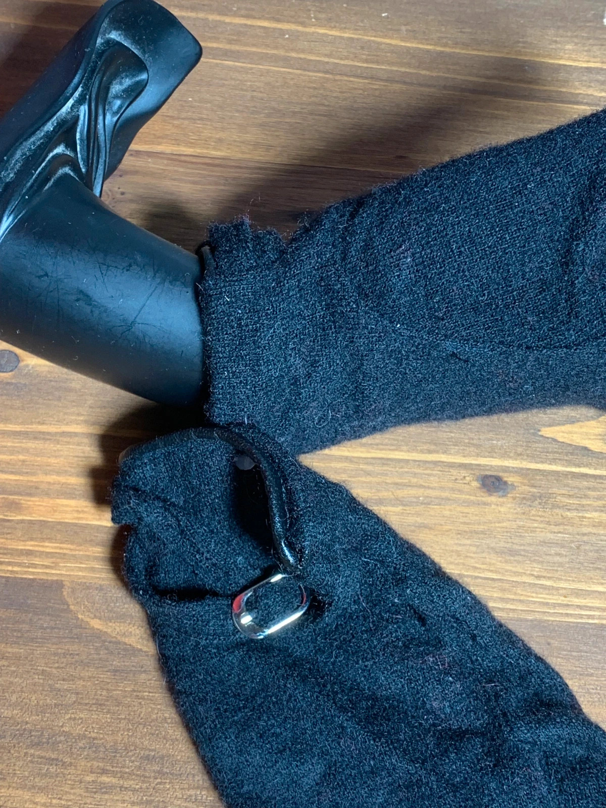 Guantes de punto negro con detalle de hebilla plateada | Black knit gloves with silver buckle detail – taille Taille unique 4