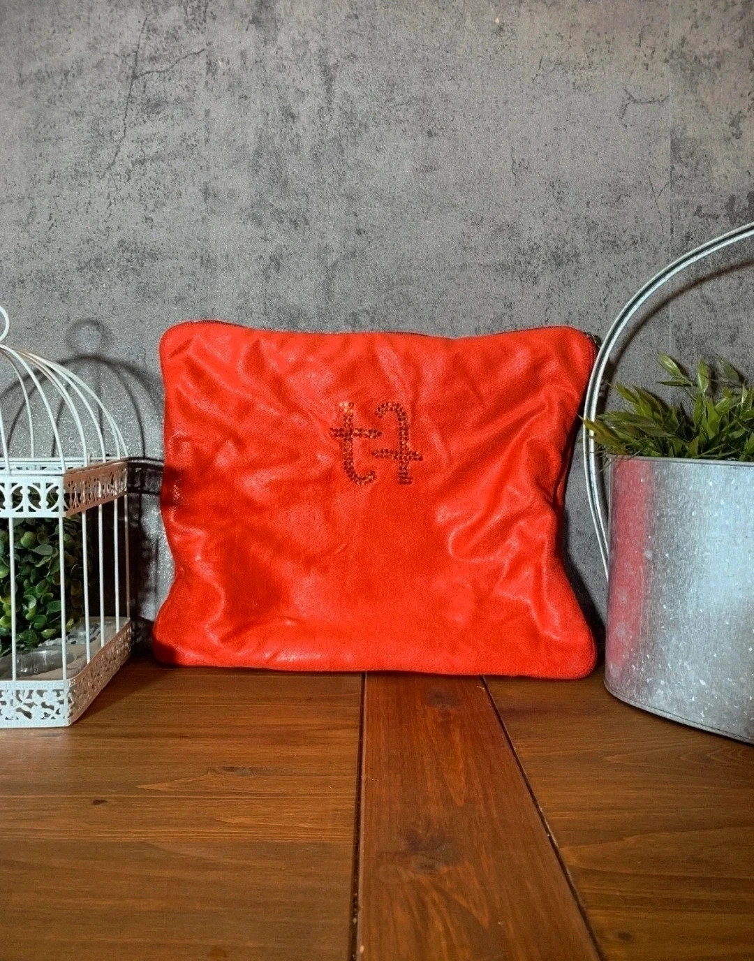 Neceser rojo con cierre de cremallera | Red Toiletry Bag with Zipper Closure | Tantra