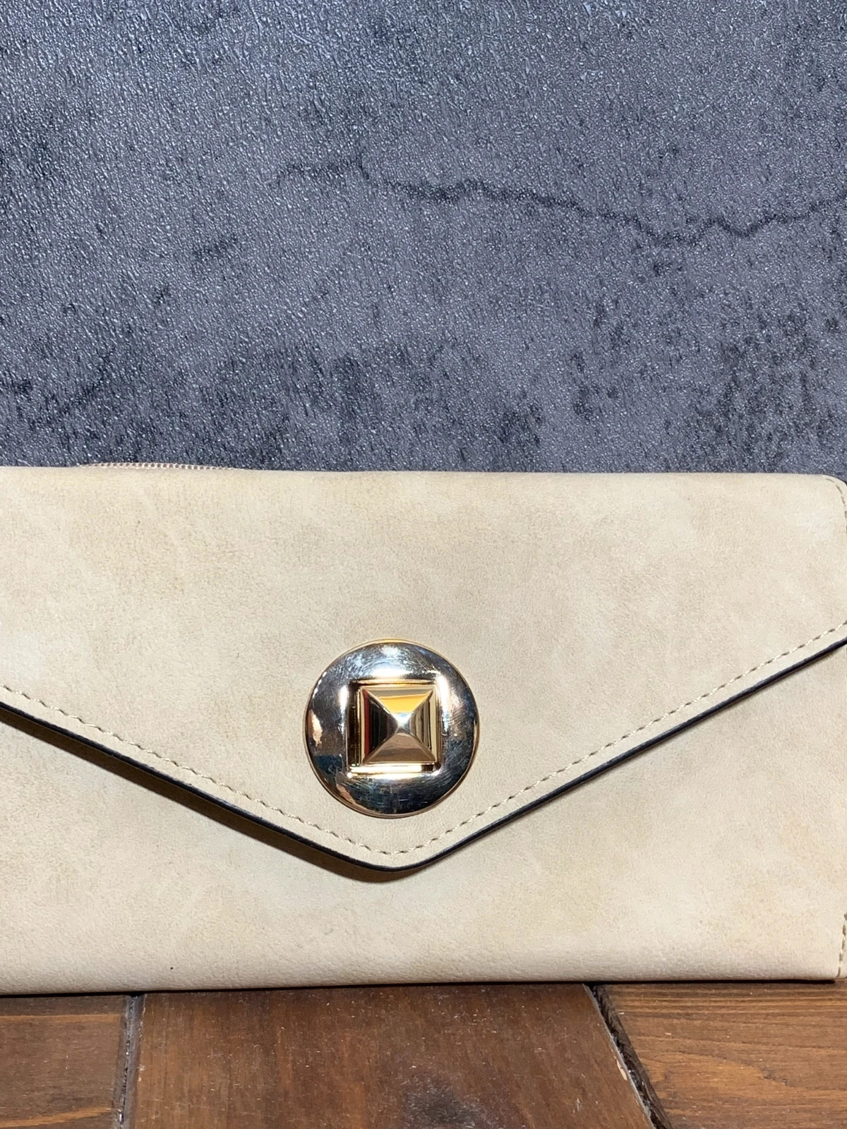 Cartera Beige con Cierre Dorado | Beige Wallet with Gold Clasp | Lucky Wallet 2