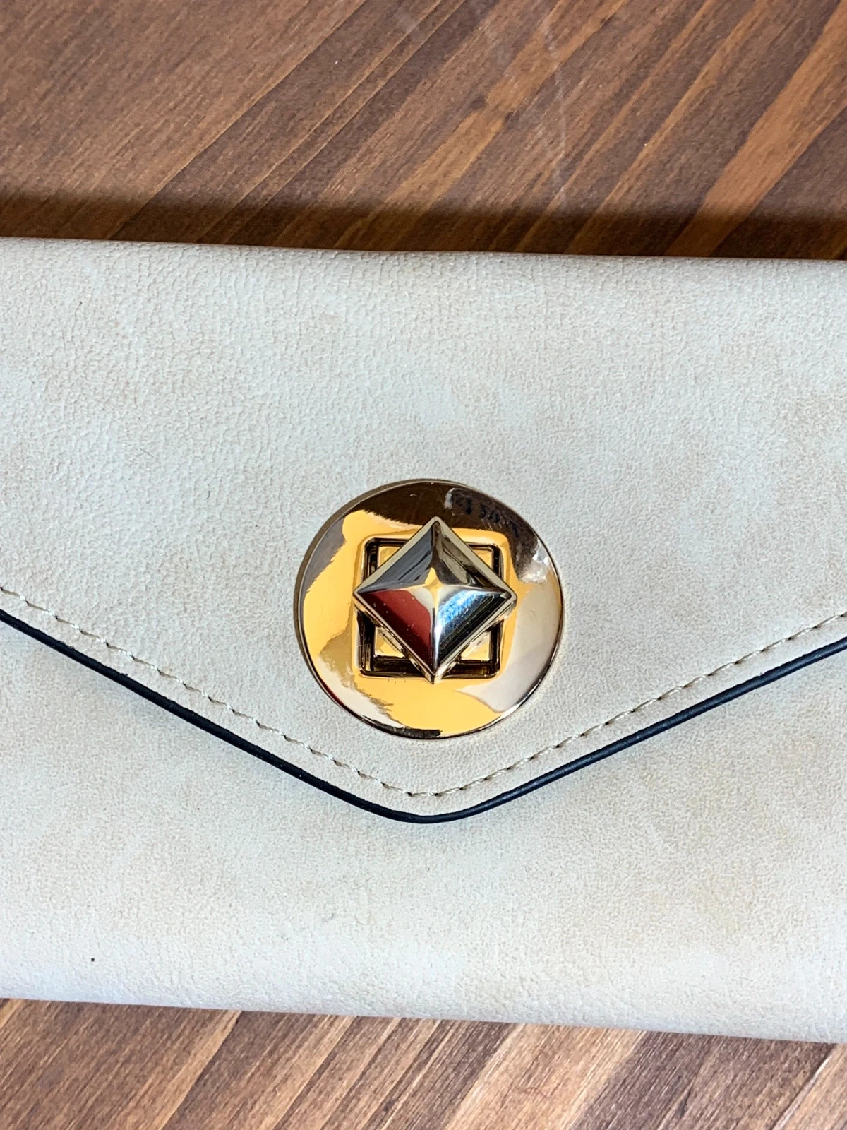 Cartera Beige con Cierre Dorado | Beige Wallet with Gold Clasp | Lucky Wallet 3