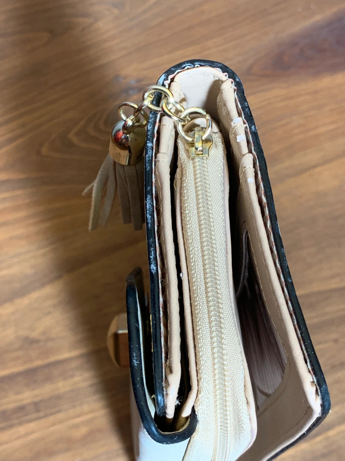 Cartera Beige con Cierre Dorado | Beige Wallet with Gold Clasp | Lucky Wallet 5