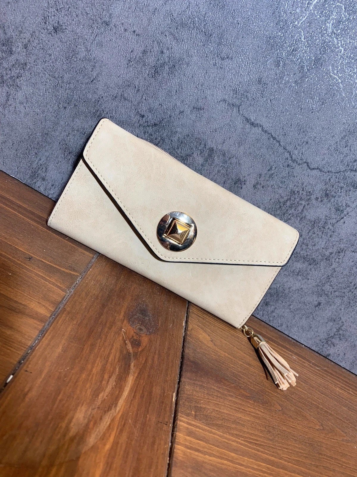Cartera Beige con Cierre Dorado | Beige Wallet with Gold Clasp | Lucky Wallet 4