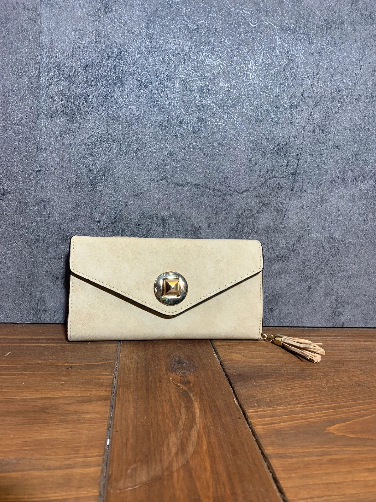 Cartera Beige con Cierre Dorado | Beige Wallet with Gold Clasp | Lucky Wallet