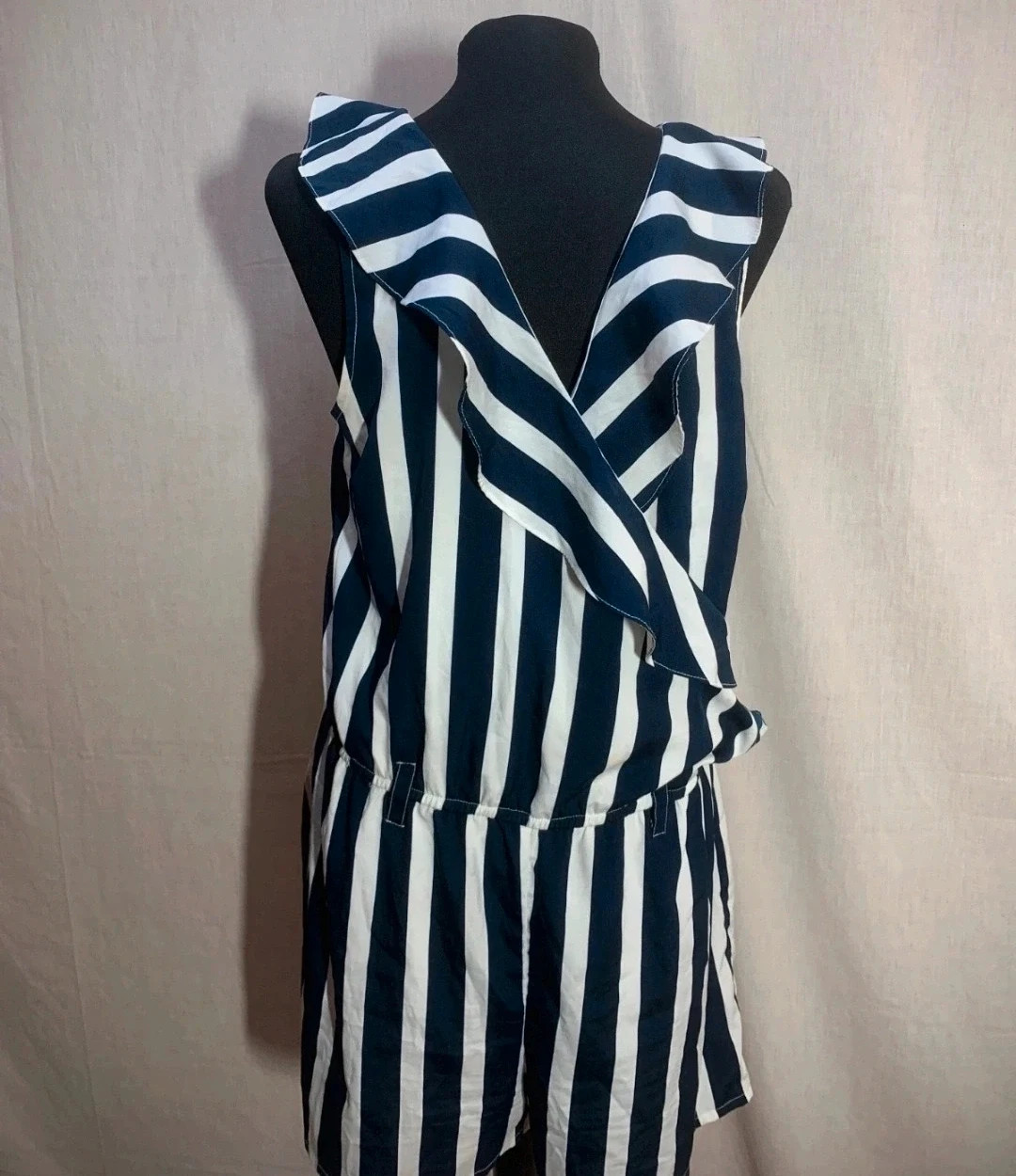 Mono corto con volantes rayas blancas y azul marino | Navy Blue White Striped Ruffle Short Romper – taille XL / 42 / 14 2