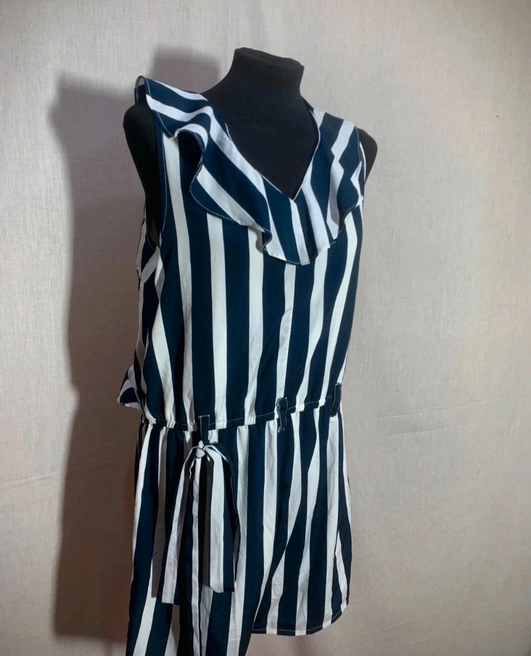 Mono corto con volantes rayas blancas y azul marino | Navy Blue White Striped Ruffle Short Romper – taille XL / 42 / 14 3