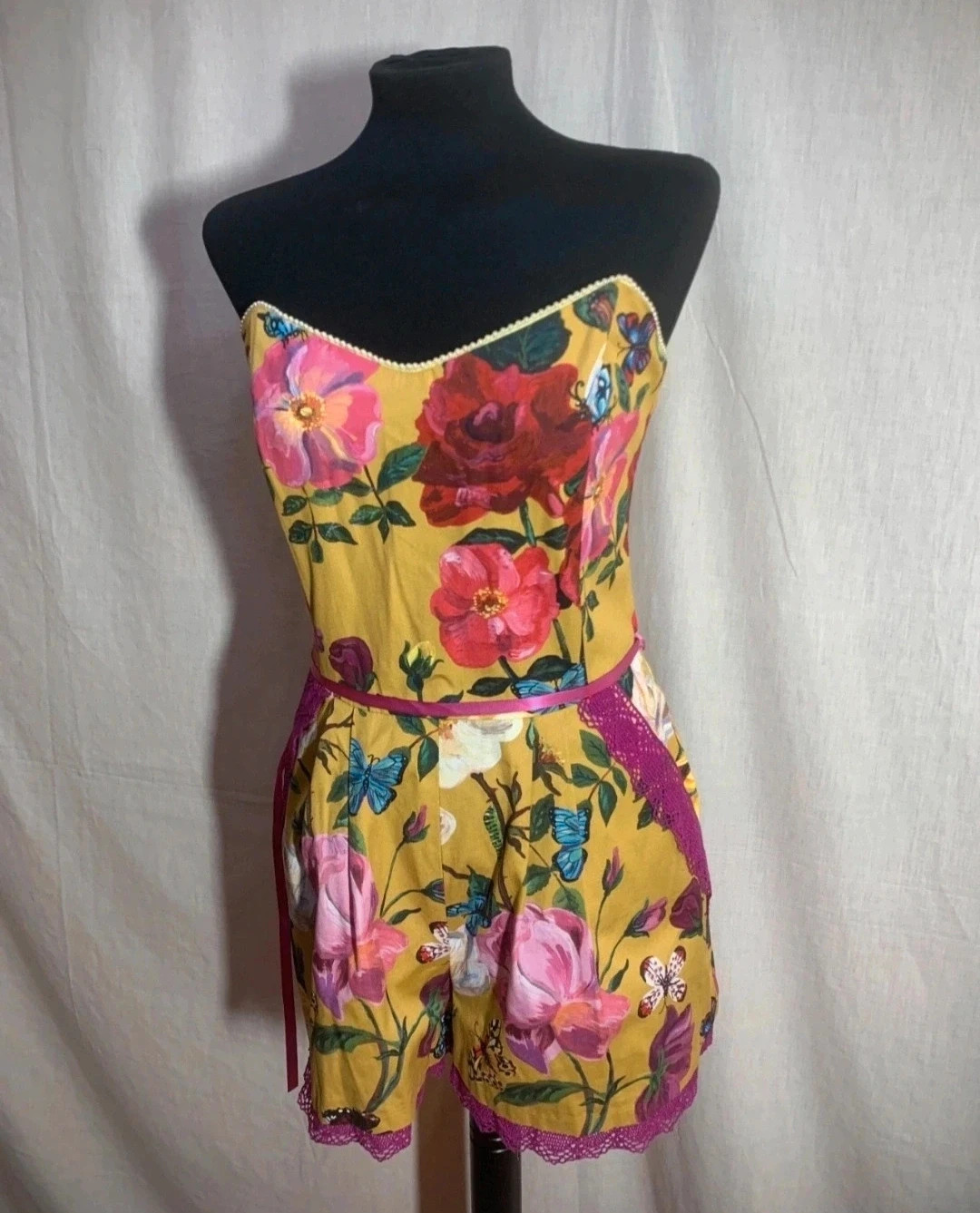 Mono corto fiesta amarillo mostaza con estampado floral | Mustard Yellow Floral Print Party Romper – el Armario de Lulú – taille XL / 42 / 14 4