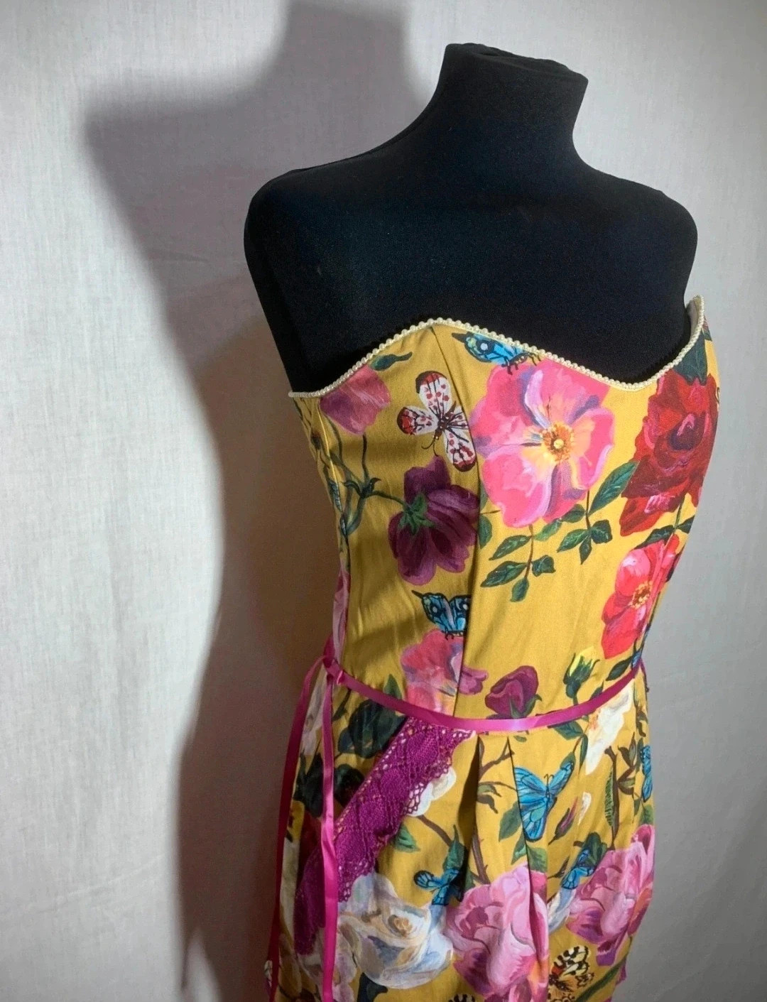 Mono corto fiesta amarillo mostaza con estampado floral | Mustard Yellow Floral Print Party Romper – el Armario de Lulú – taille XL / 42 / 14 5