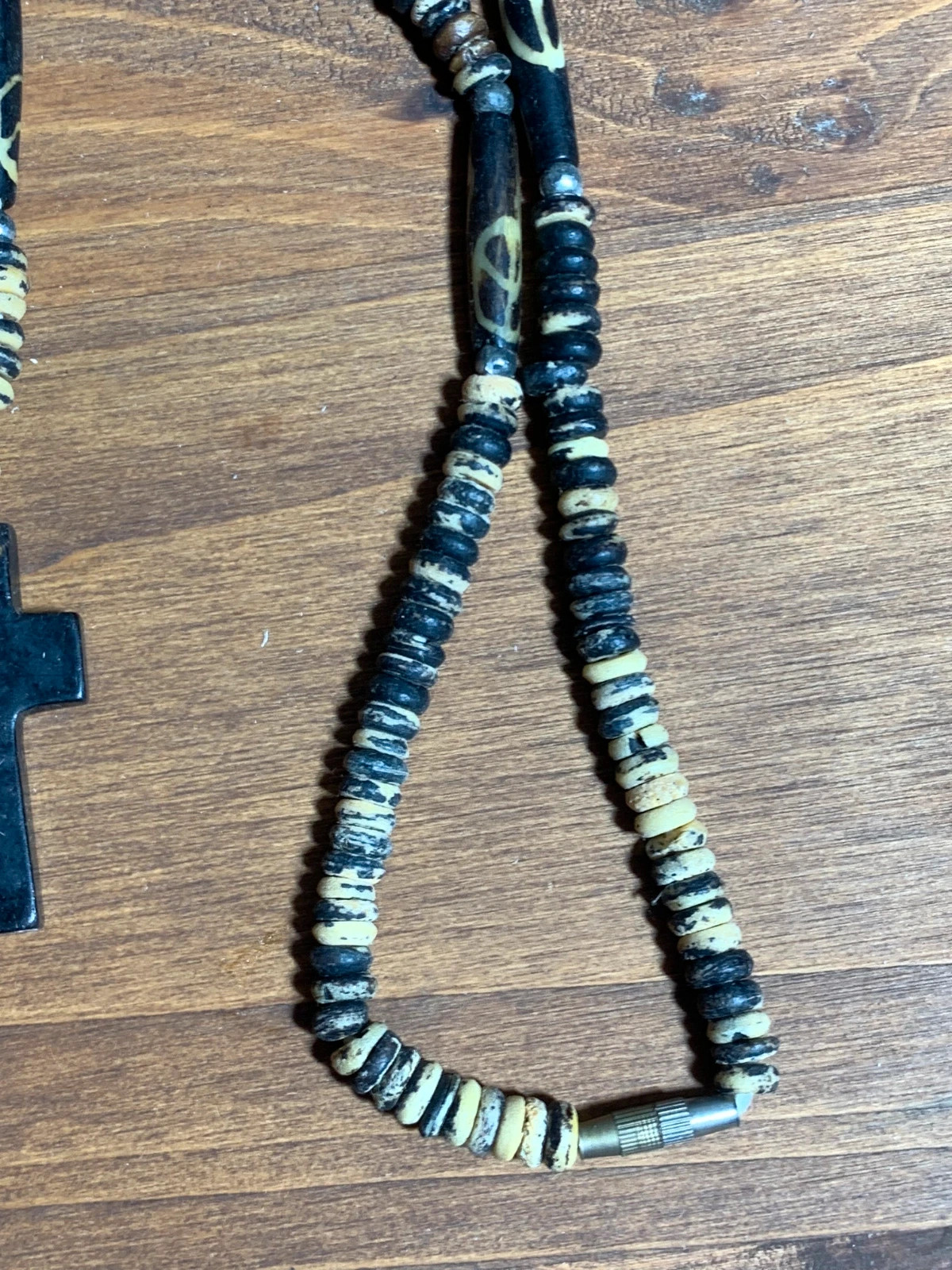 Collar de Cuentas con Cruz Negra | Beaded Cross Necklace 2