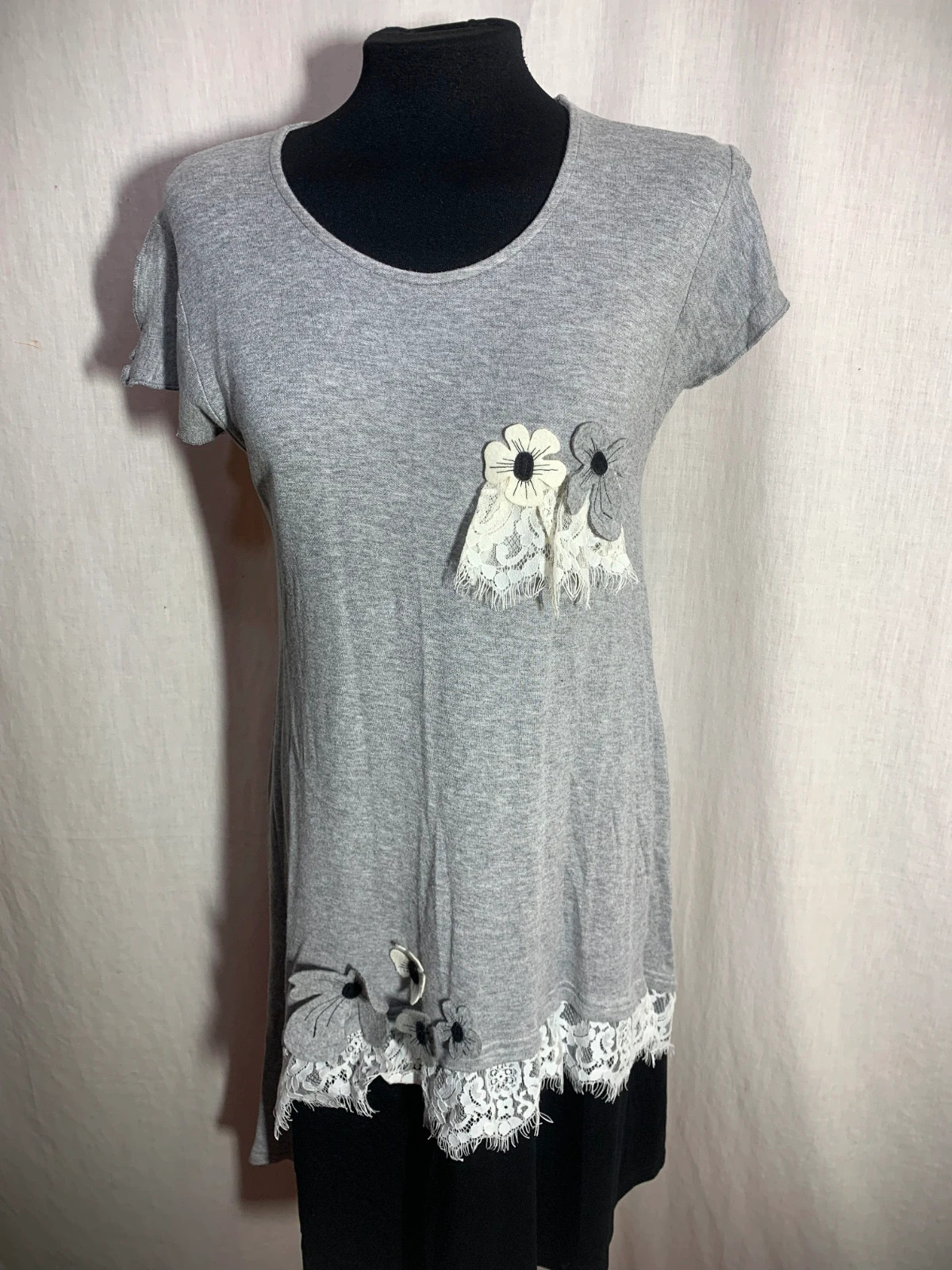 Vestido Gris con Bordados Florales | Grey Floral Embroidered Dress | Mamatoyae – Mamatayoe – taille XXL / 44 / 16 3