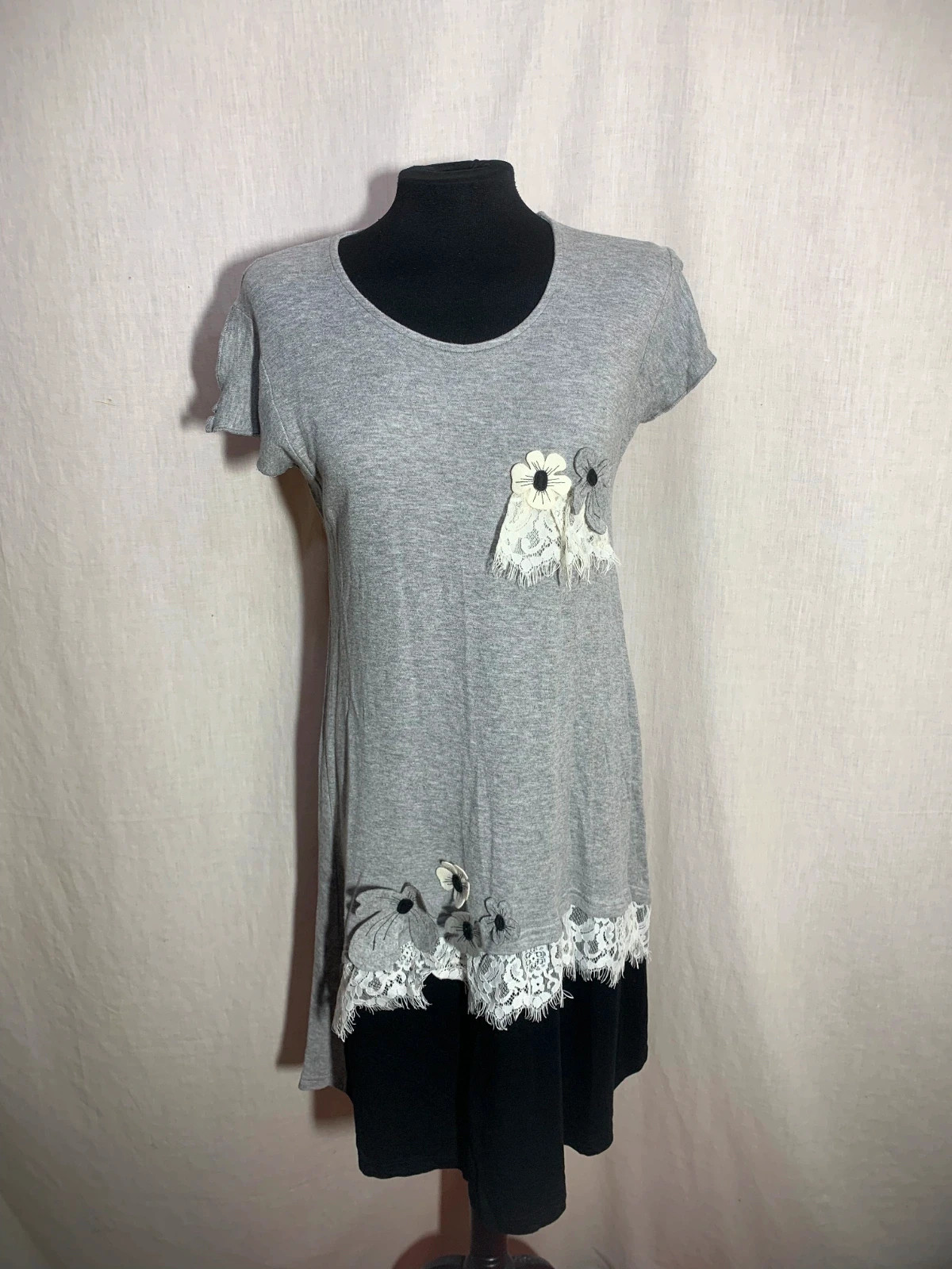 Vestido Gris con Bordados Florales | Grey Floral Embroidered Dress | Mamatoyae