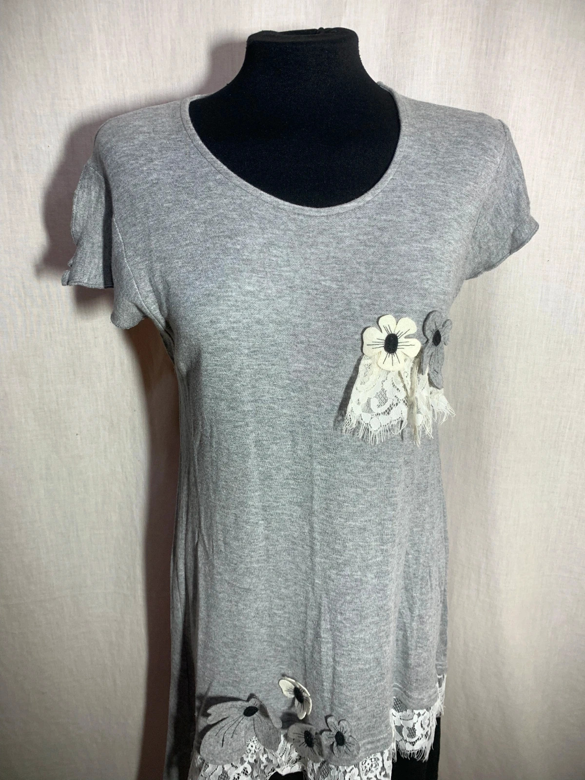 Vestido Gris con Bordados Florales | Grey Floral Embroidered Dress | Mamatoyae – Mamatayoe – taille XXL / 44 / 16 4