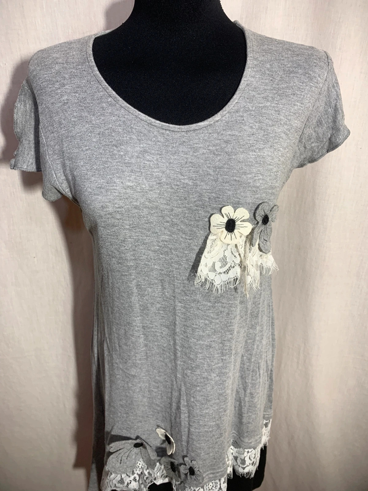 Vestido Gris con Bordados Florales | Grey Floral Embroidered Dress | Mamatoyae – Mamatayoe – taille XXL / 44 / 16 5