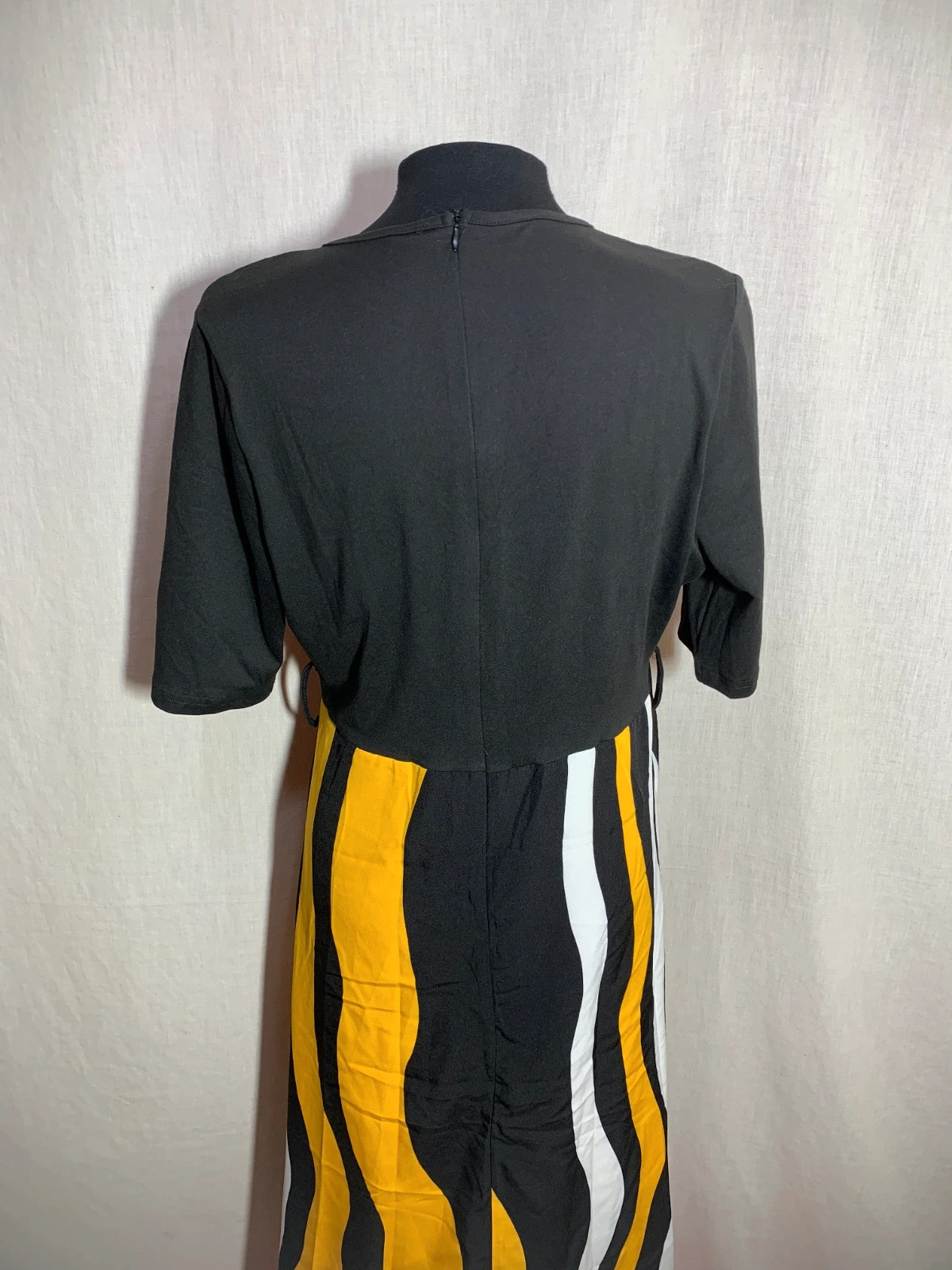 Vestido Negro con Falda a Rayas Amarillas y Blancas | Black Striped Midi Dress | Shein – Shein Curve – taille XL / 42 / 14 4