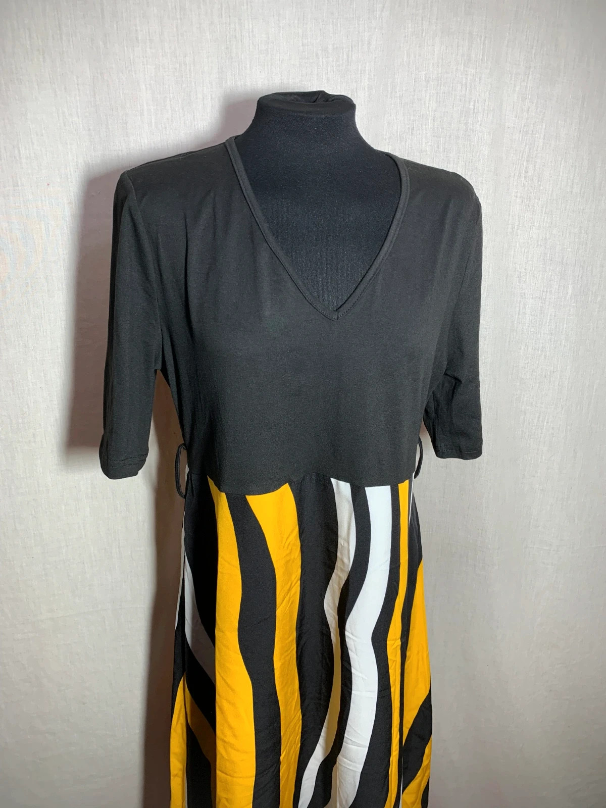 Vestido Negro con Falda a Rayas Amarillas y Blancas | Black Striped Midi Dress | Shein – Shein Curve – taille XL / 42 / 14 5