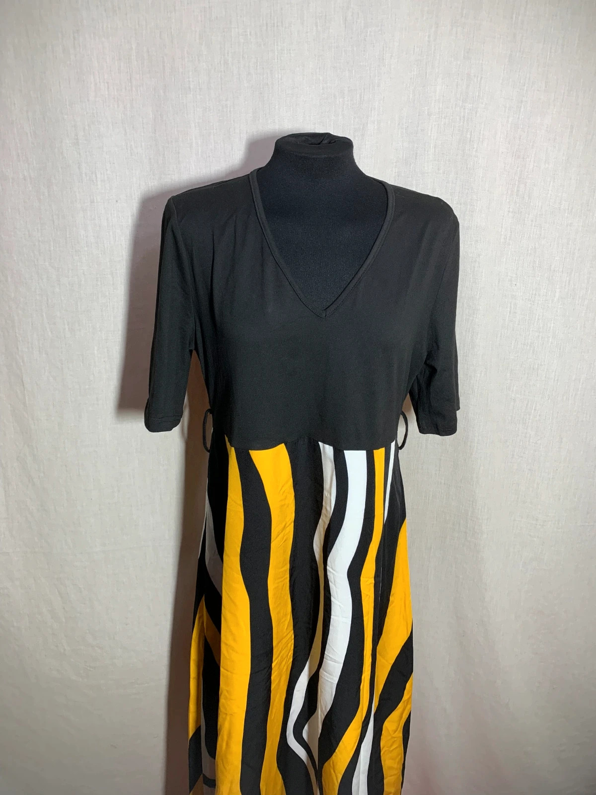 Vestido Negro con Falda a Rayas Amarillas y Blancas | Black Striped Midi Dress | Shein – Shein Curve – taille XL / 42 / 14 3