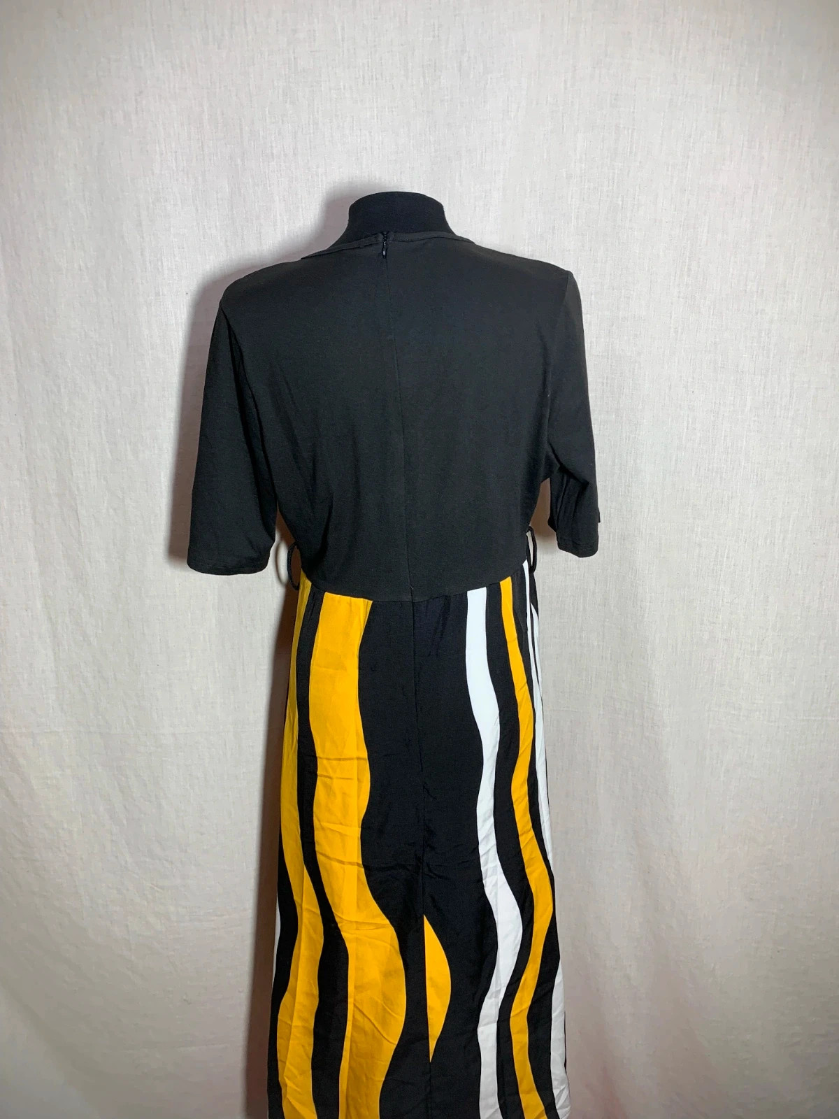 Vestido Negro con Falda a Rayas Amarillas y Blancas | Black Striped Midi Dress | Shein – Shein Curve – taille XL / 42 / 14 2