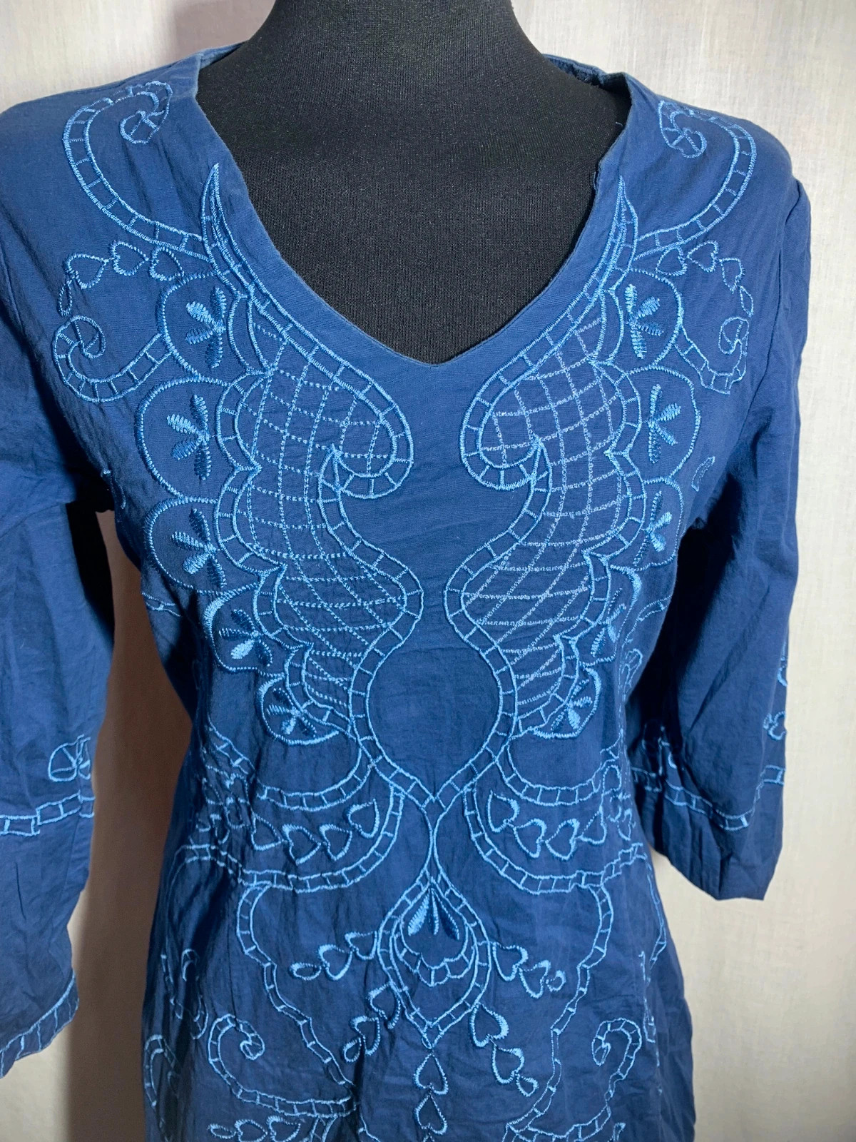 Vestido Azul con Bordado Frontal y Manga 3/4 | Blue Embroidered Dress | Local – taille XL / 42 / 14 5