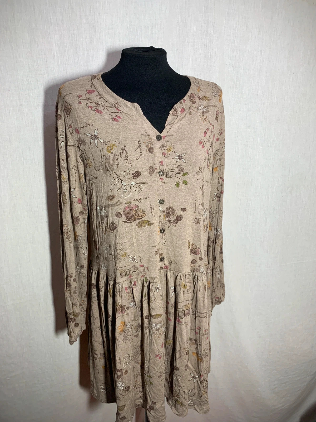 Vestido Beige Estampado Floral con Botones y Manga Larga | Floral Beige Dress | Mamatoyae – Mamatayoe – taille XXL / 44 / 16 3
