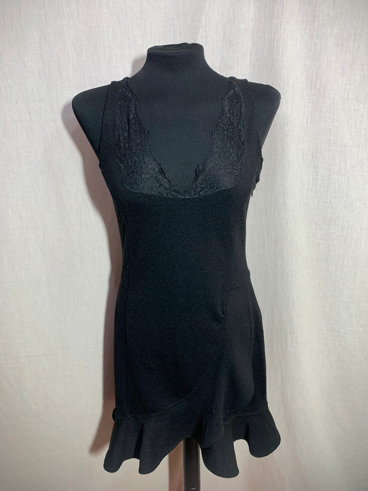 Vestido Negro Sin Mangas con Encaje y Bajo Ondulado | Black Lace Trim Sleeveless Dress | Local – taille L / 40 / 12 3