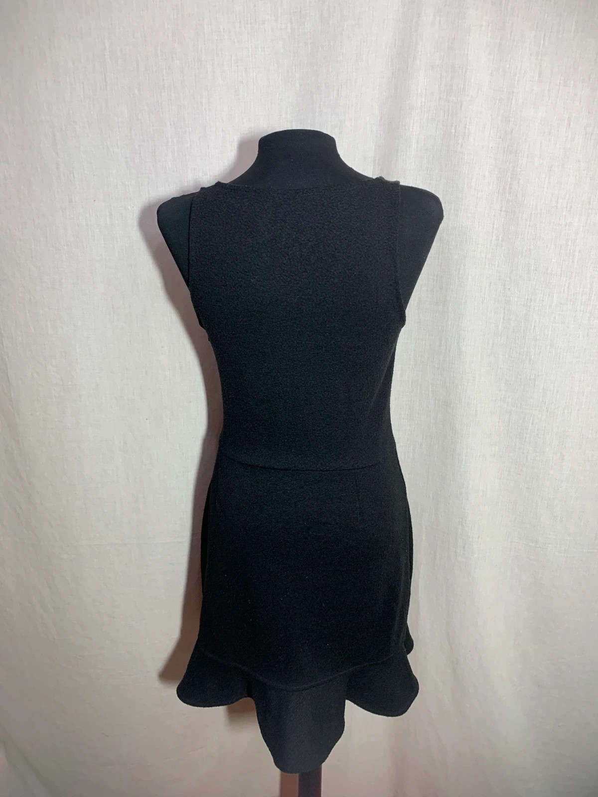 Vestido Negro Sin Mangas con Encaje y Bajo Ondulado | Black Lace Trim Sleeveless Dress | Local – taille L / 40 / 12 2