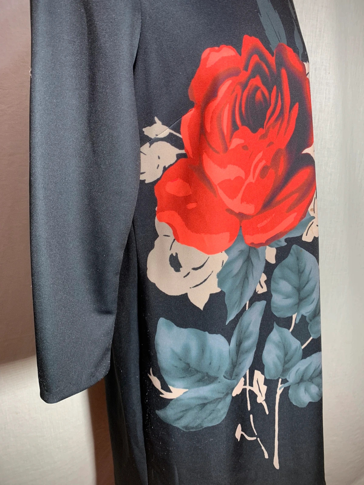 Vestido Negro con Estampado de Rosa Roja y Manga Larga | Black Floral Dress | Paul Brial – Paul Brial – taille XXL / 44 / 16 4