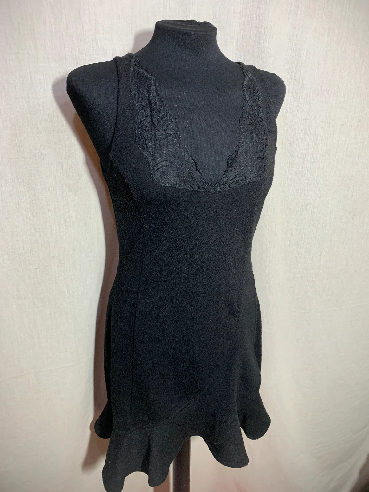 Vestido Negro Sin Mangas con Encaje y Bajo Ondulado | Black Lace Trim Sleeveless Dress | Local – taille L / 40 / 12 5