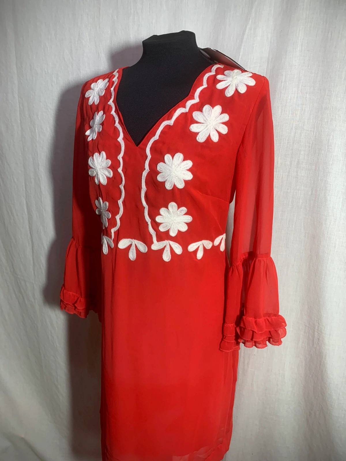 Vestido Rojo con Bordados Blancos y Manga Larga | Red Embroidered Dress | Almatrichi – Almatrichi – taille L / 40 / 12 4