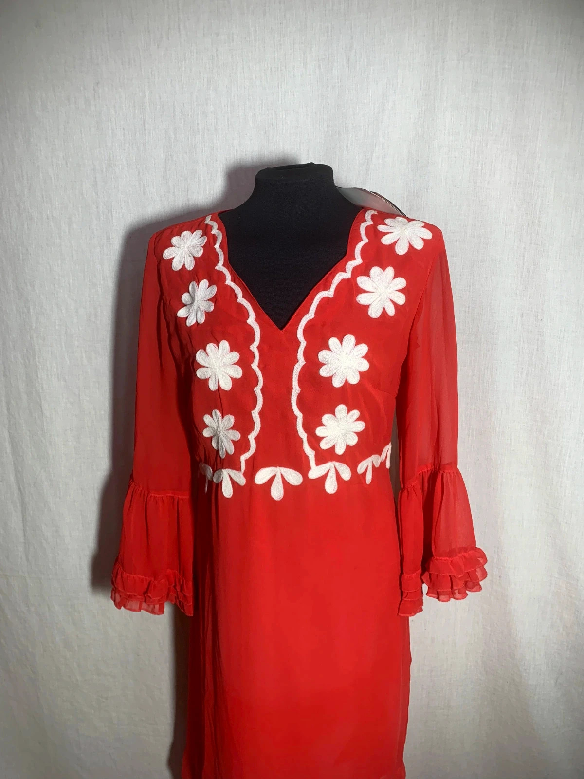 Vestido Rojo con Bordados Blancos y Manga Larga | Red Embroidered Dress | Almatrichi – Almatrichi – taille L / 40 / 12 2