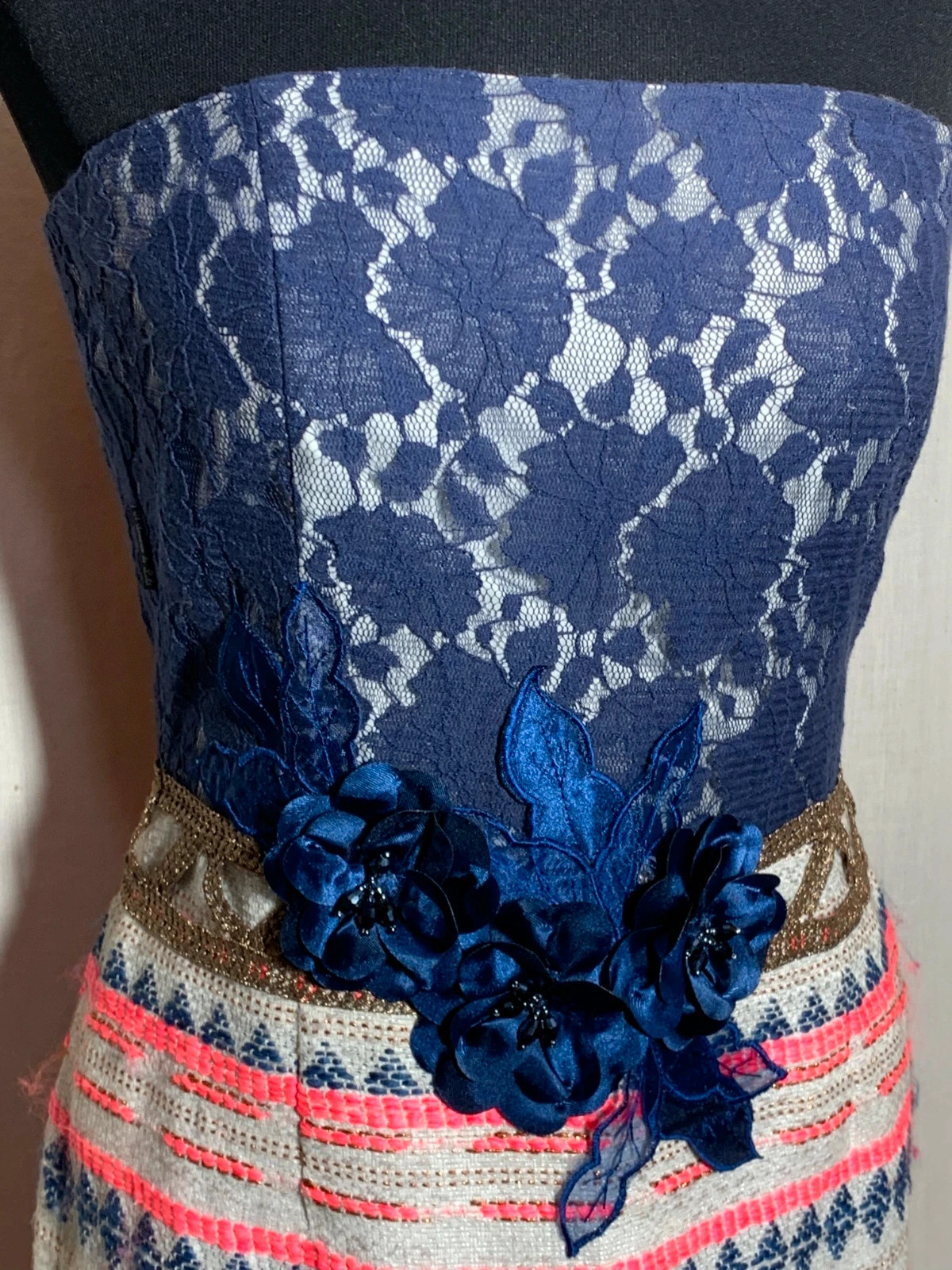 Vestido Azul y sin Tirantes con Encaje y Detalle Floral | Strapless Blue Dress | Almatrichi – Almatrichi – taille M / 38 / 10 4