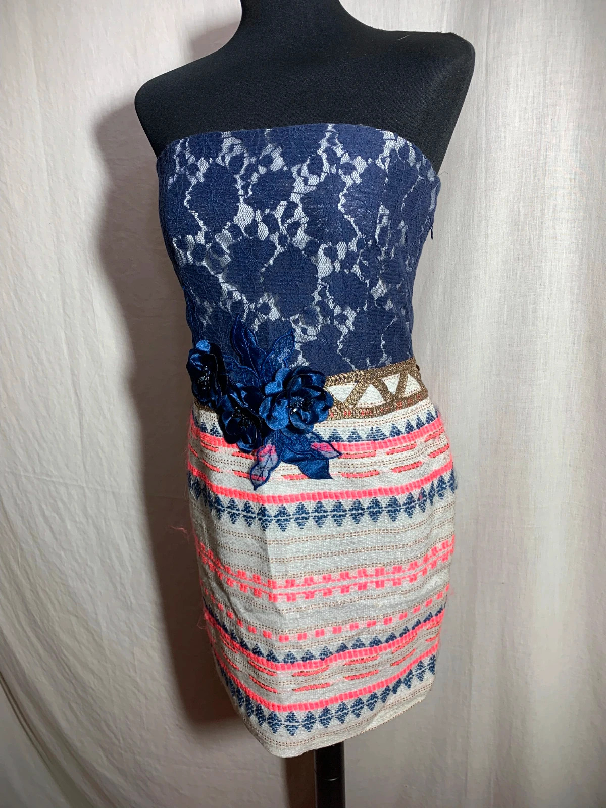 Vestido Azul y sin Tirantes con Encaje y Detalle Floral | Strapless Blue Dress | Almatrichi – Almatrichi – taille M / 38 / 10 3