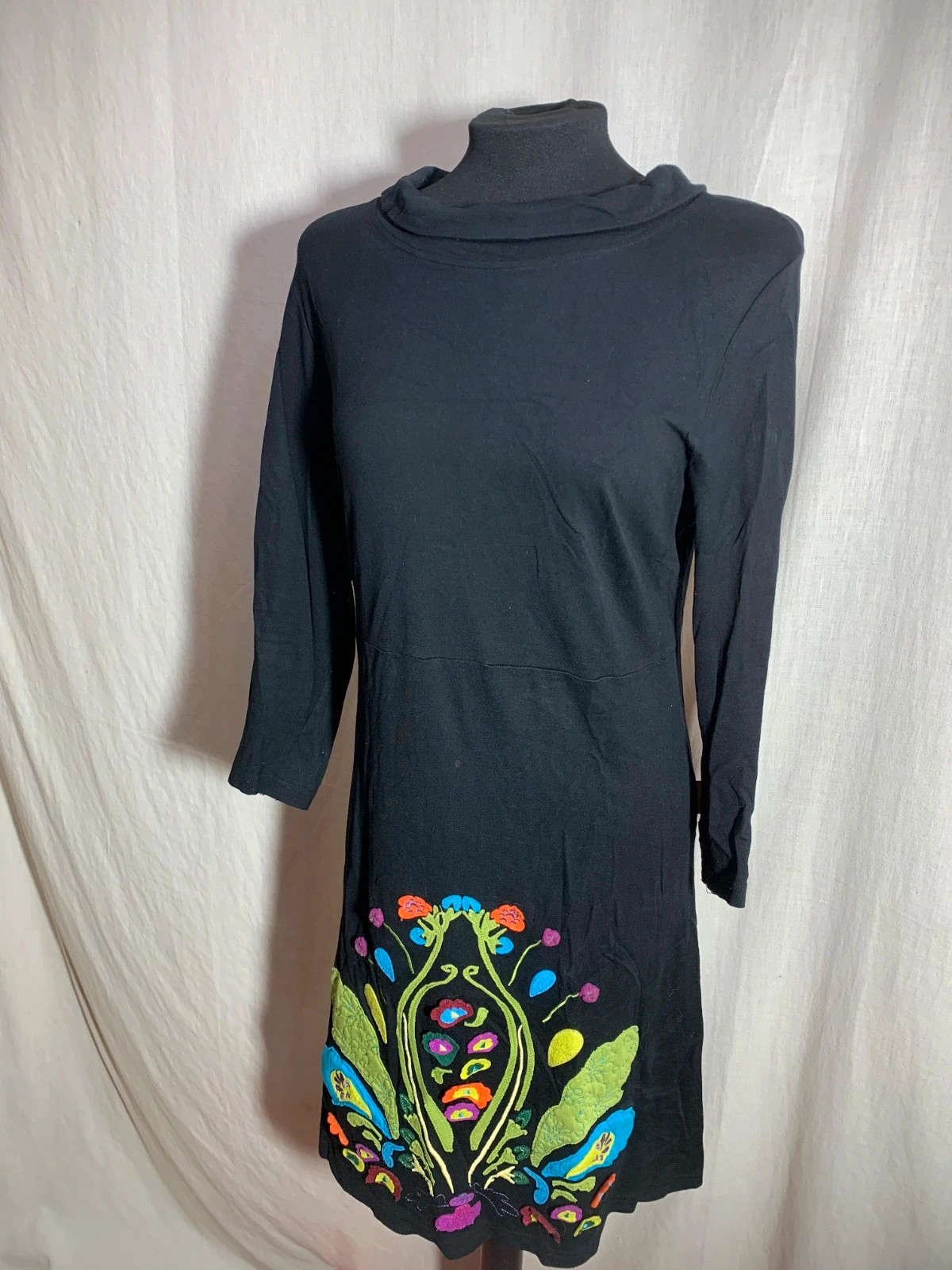 Vestido Negro Bordado Multicolor Manga Larga | Black Embroidered Long Sleeve Dress | Mamatoyae – Mamatayoe – taille L / 40 / 12 4
