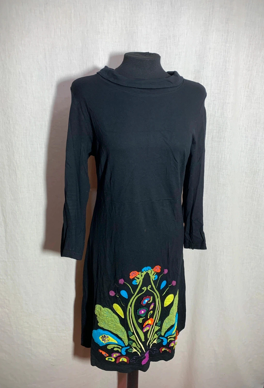 Vestido Negro Bordado Multicolor Manga Larga | Black Embroidered Long Sleeve Dress | Mamatoyae – Mamatayoe – taille L / 40 / 12 2