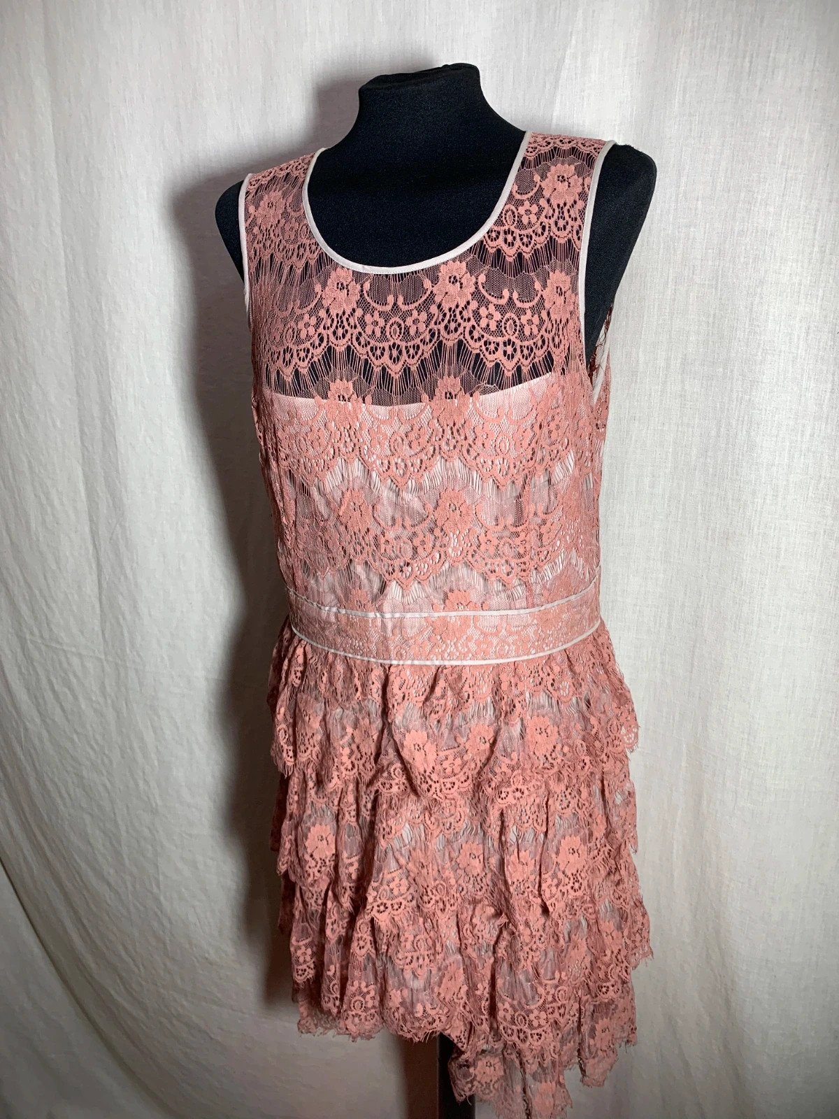 Vestido Rosa de Encaje Sin Mangas con Falda Volantes | Pink Lace Sleeveless Dress | Cortefiel – Cortefiel – taille L / 40 / 12 5