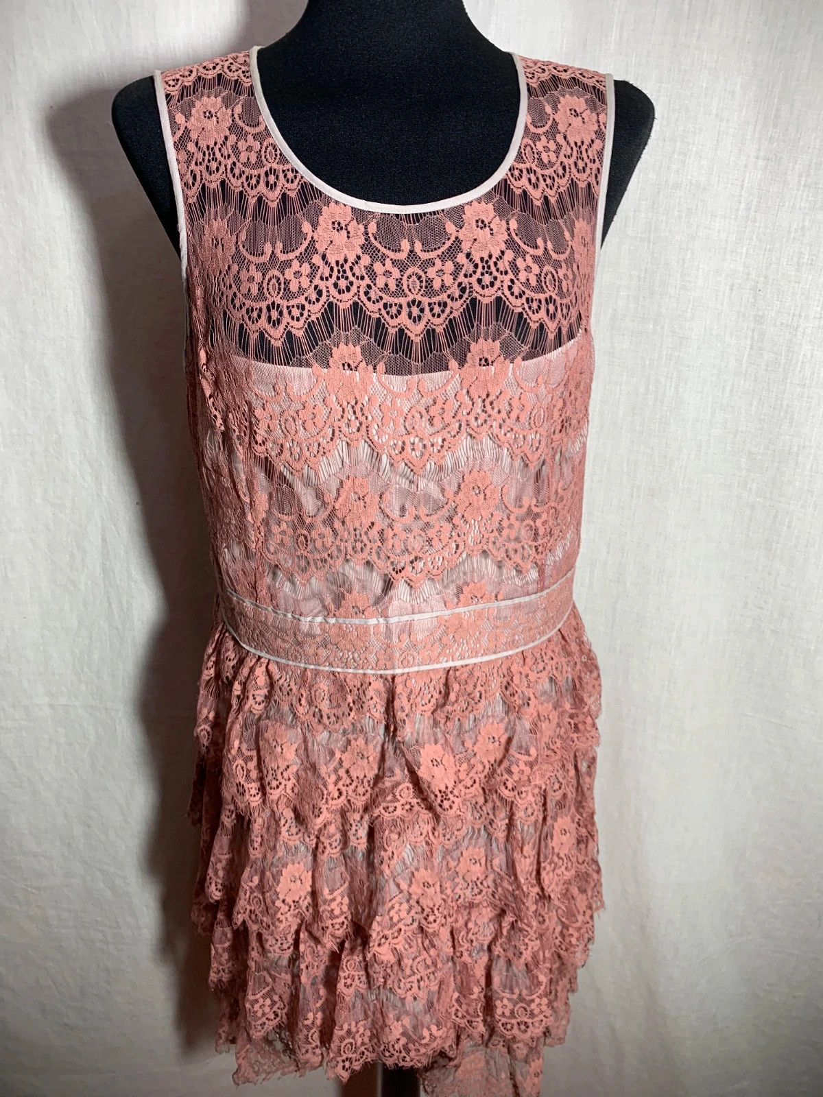 Vestido Rosa de Encaje Sin Mangas con Falda Volantes | Pink Lace Sleeveless Dress | Cortefiel – Cortefiel – taille L / 40 / 12 4