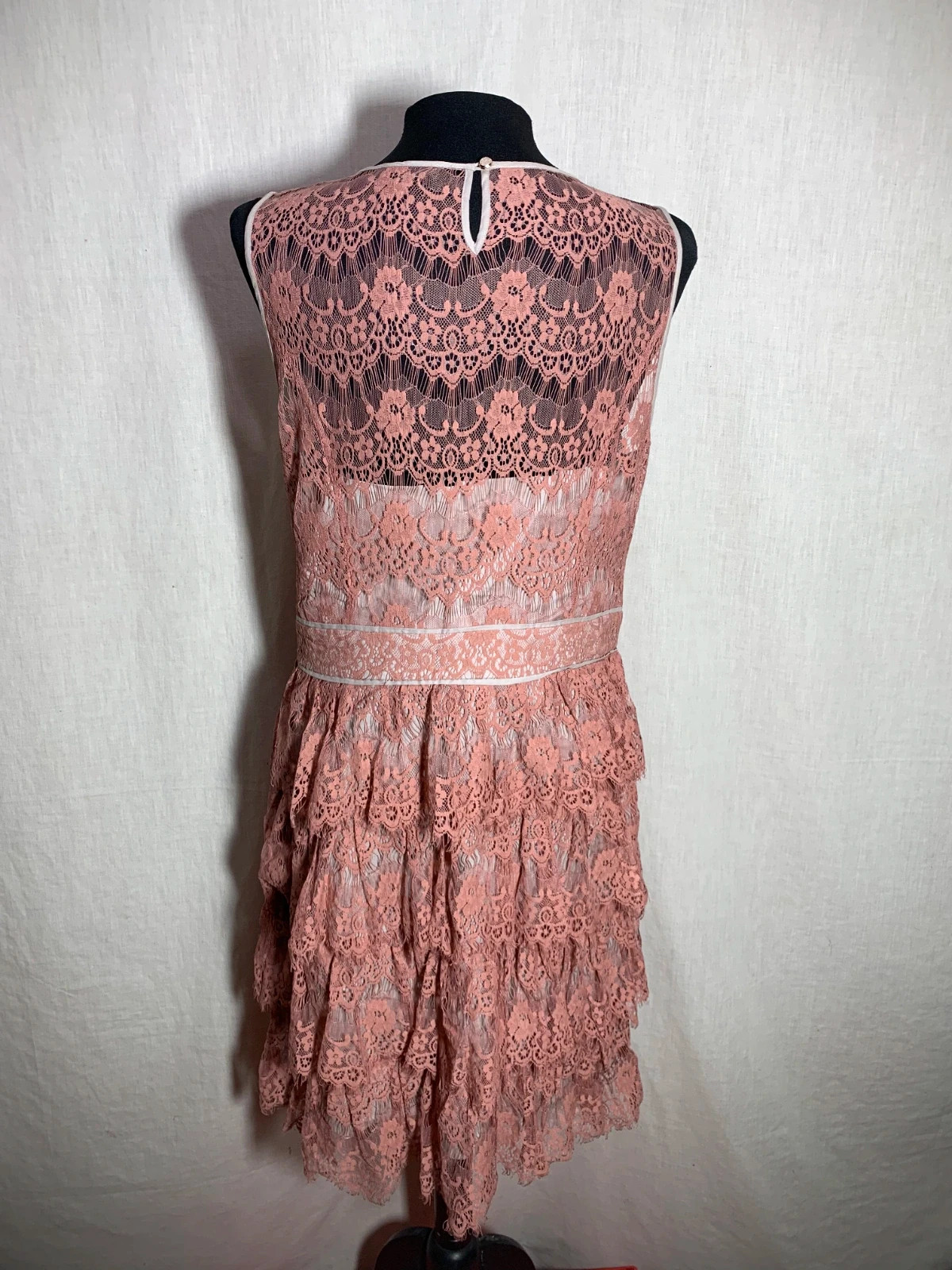 Vestido Rosa de Encaje Sin Mangas con Falda Volantes | Pink Lace Sleeveless Dress | Cortefiel – Cortefiel – taille L / 40 / 12 2