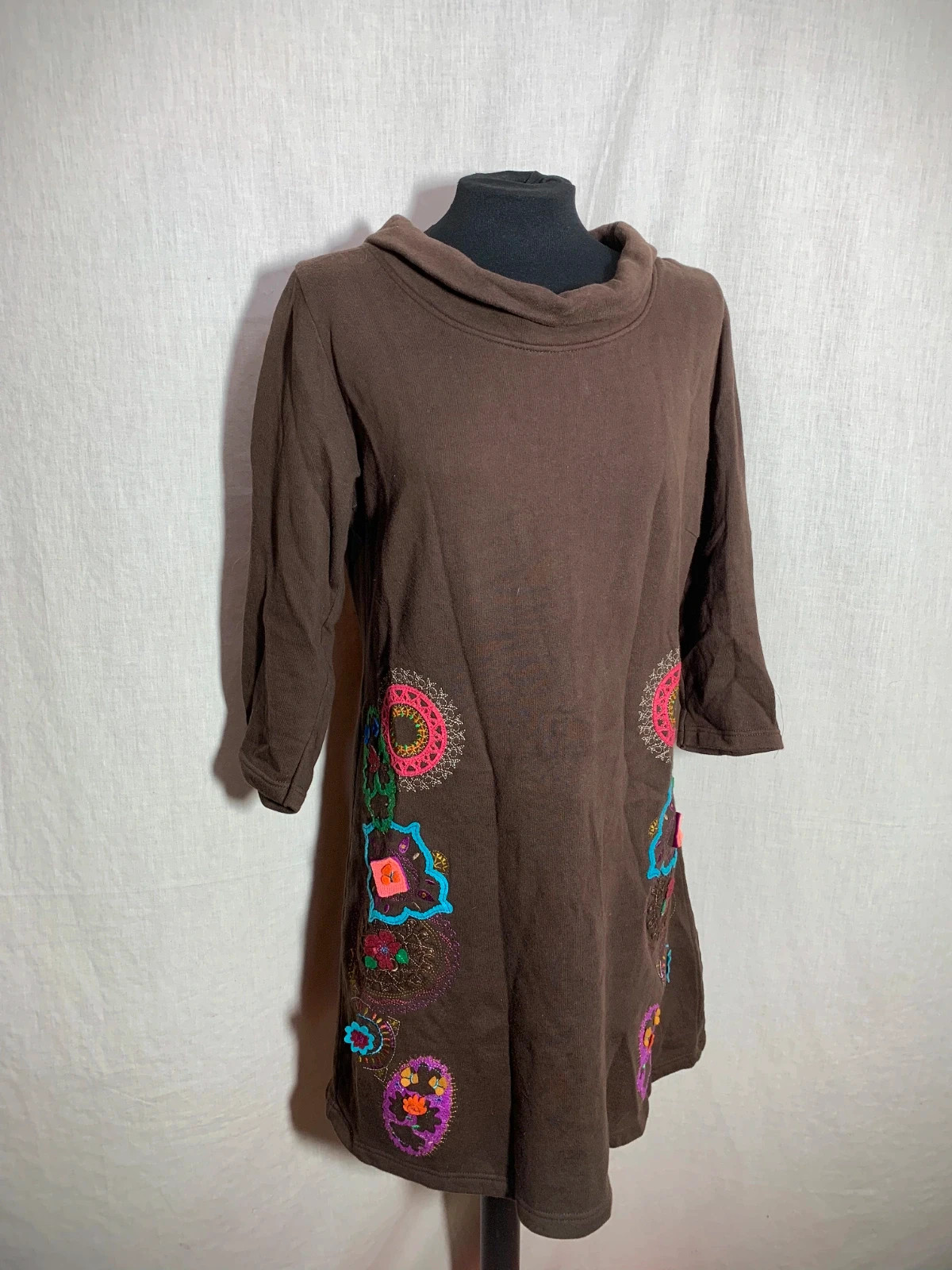 Vestido Marrón de Manga 3/4 con Bordados Laterales | Brown Embroidered Dress | Mamatayoe – Mamatayoe – taille L / 40 / 12 3
