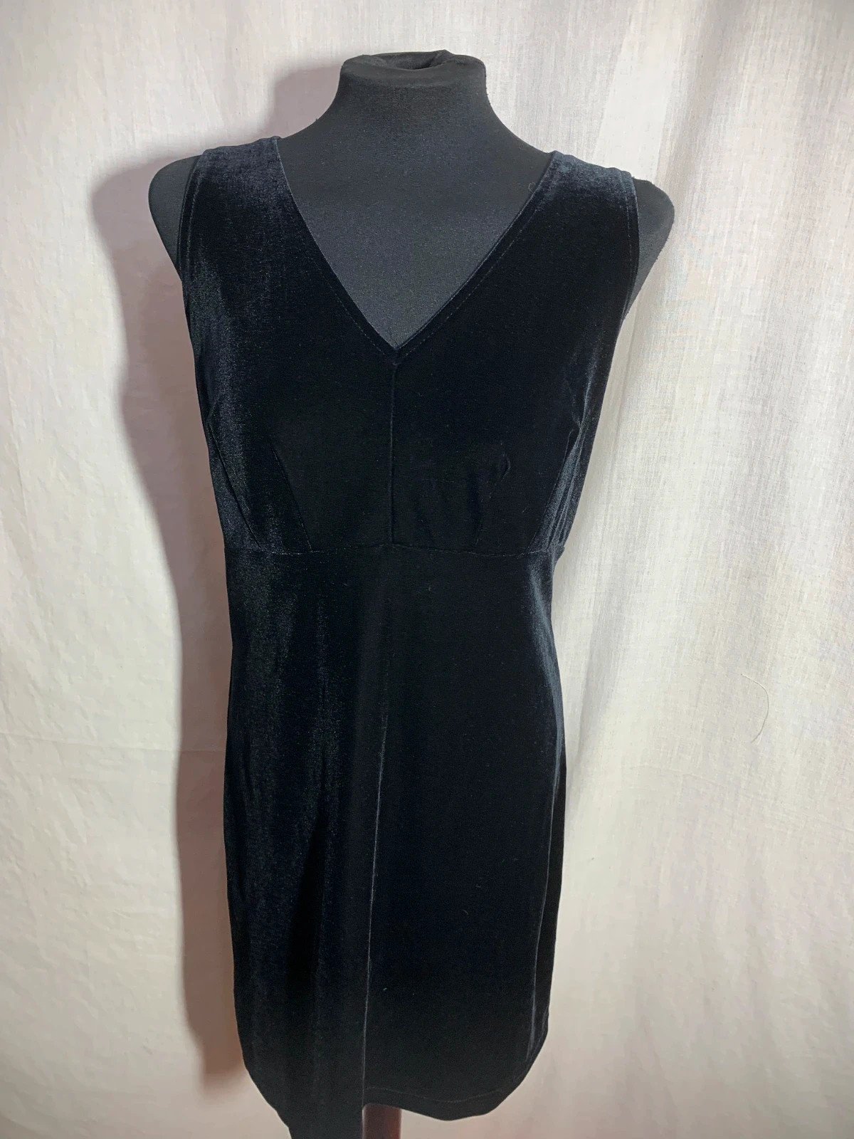 Vestido Negro Sin Mangas de Terciopelo con Escote en Pico | Black Sleeveless Velvet Dress | Tower – taille L / 40 / 12 4