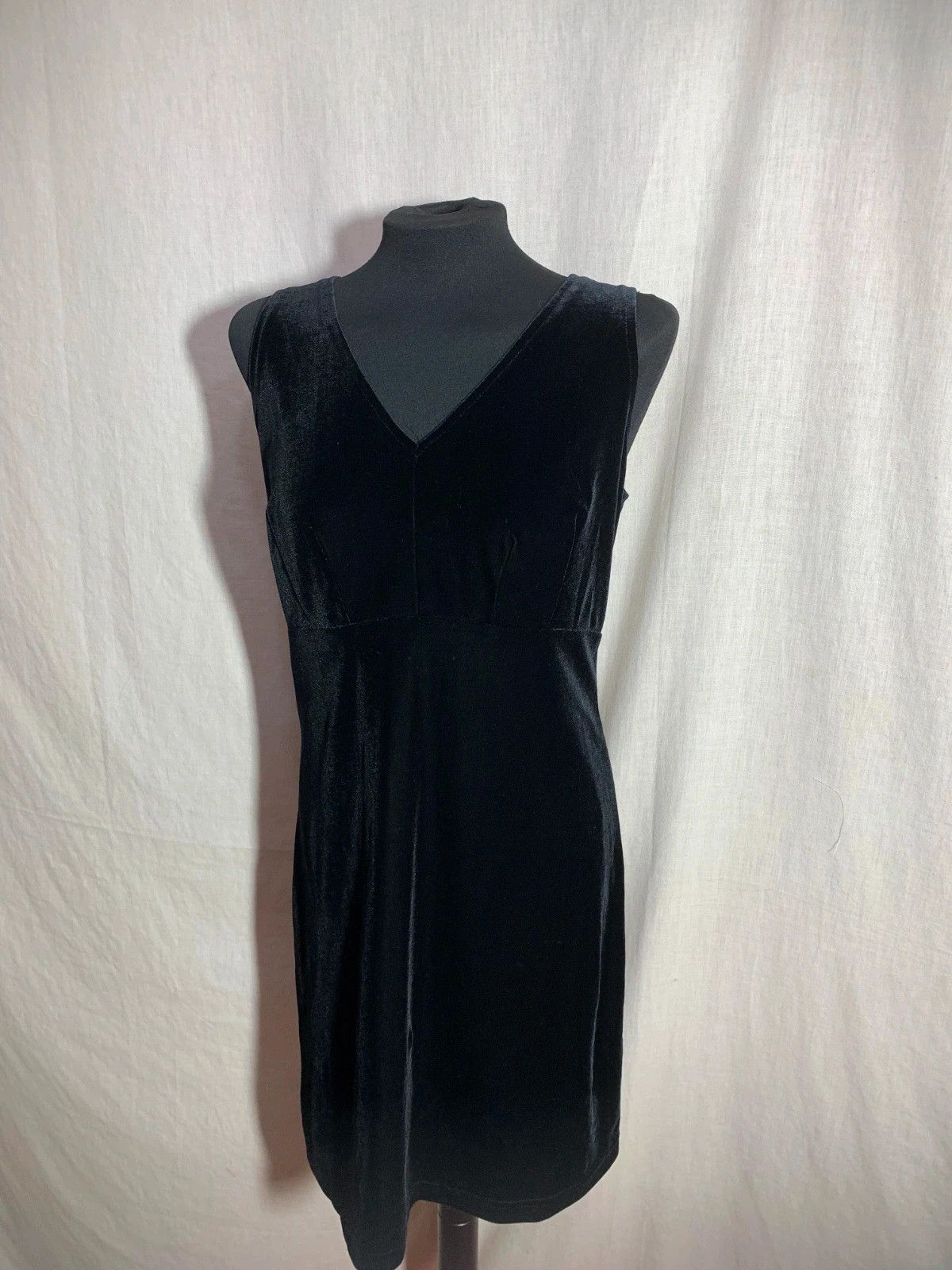 Vestido Negro Sin Mangas de Terciopelo con Escote en Pico | Black Sleeveless Velvet Dress | Tower – taille L / 40 / 12 3