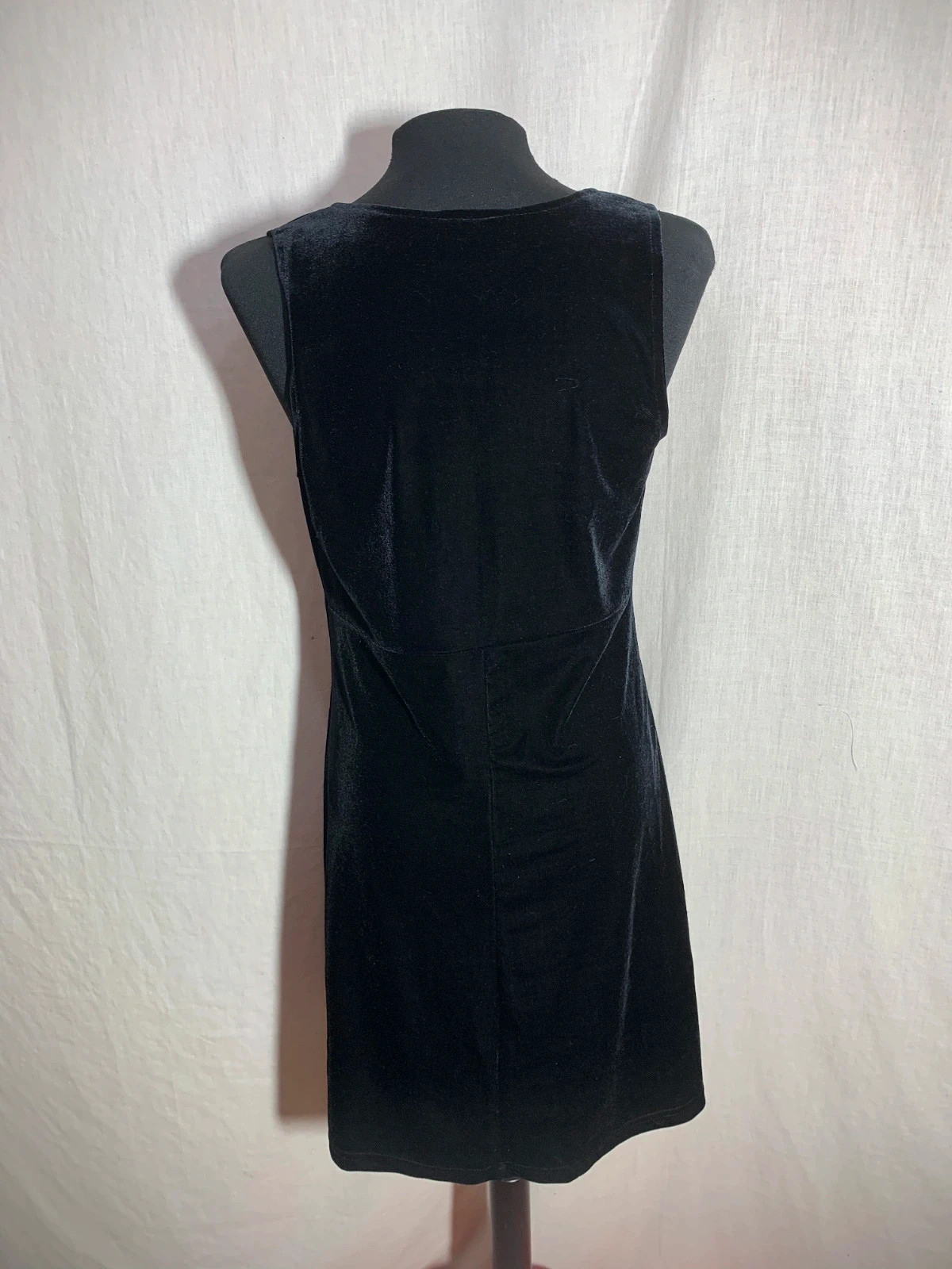 Vestido Negro Sin Mangas de Terciopelo con Escote en Pico | Black Sleeveless Velvet Dress | Tower – taille L / 40 / 12 2
