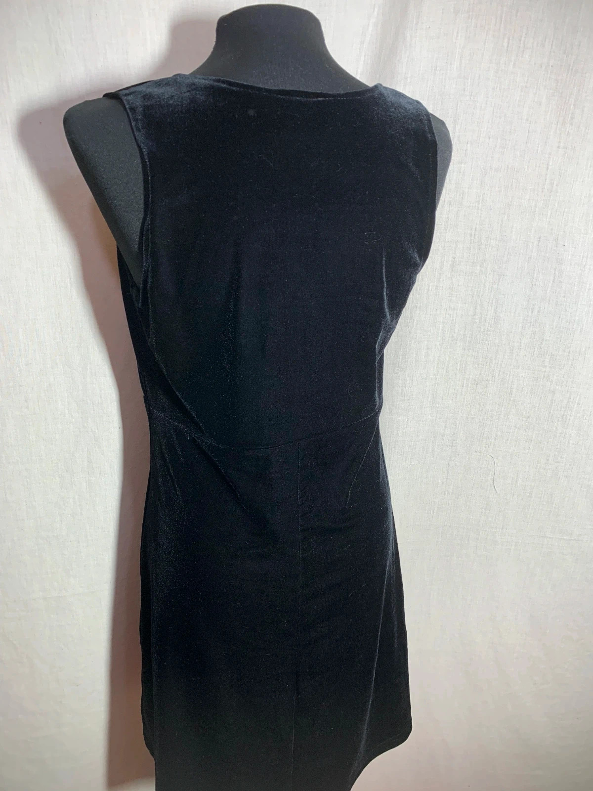 Vestido Negro Sin Mangas de Terciopelo con Escote en Pico | Black Sleeveless Velvet Dress | Tower – taille L / 40 / 12 5