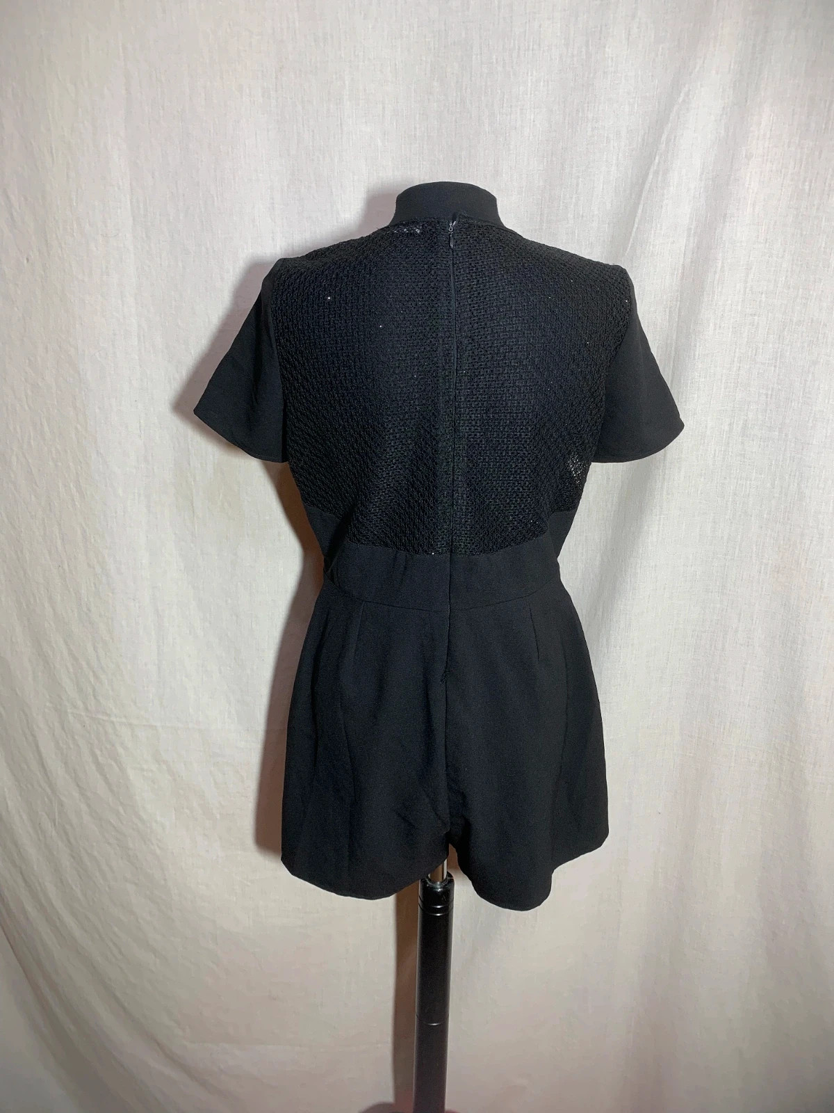 Mono Negro de Manga Corta con Panel de Malla | Black Short Sleeve Mesh Panel Playsuit | Bershka – Bershka – taille L / 40 / 12 2