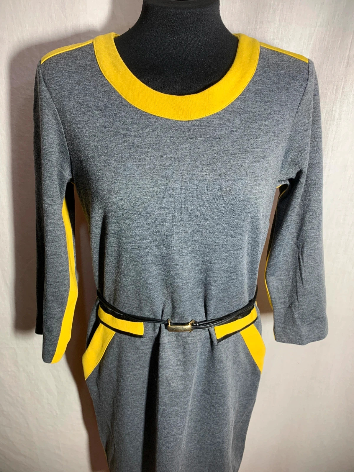 Vestido Gris con Detalles Amarillos y Cinturón | Grey Dress with Yellow Details | Paul Brial – Paul Brial – taille M / 38 / 10 3