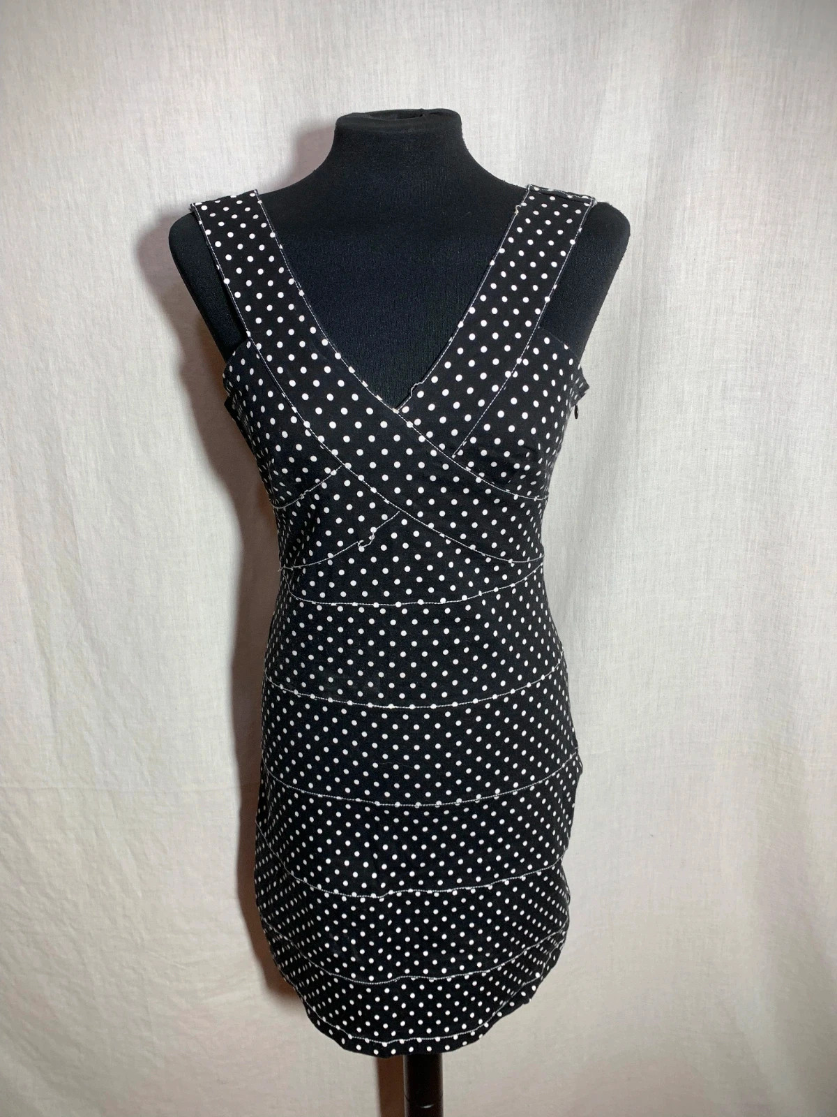Vestido Negro de Lunares con Escote Cruzado | Black Polka Dot Dress | Akino Laude – AKINO LAUDE – taille M / 38 / 10 3