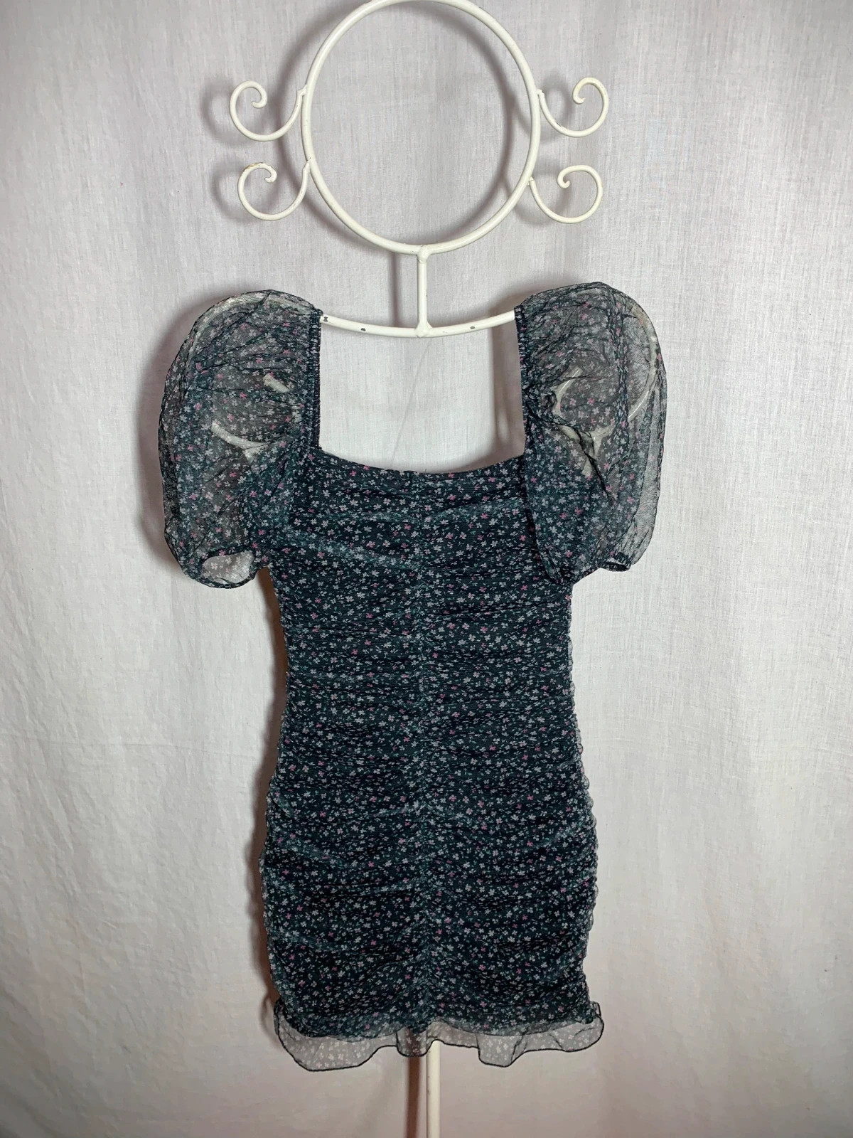 Vestido Negro Estampado con Mangas Abullonadas | Black Floral Puff Sleeve Dress | H&M Divided – H&M Divided – taille XXS / 32 / 4 2