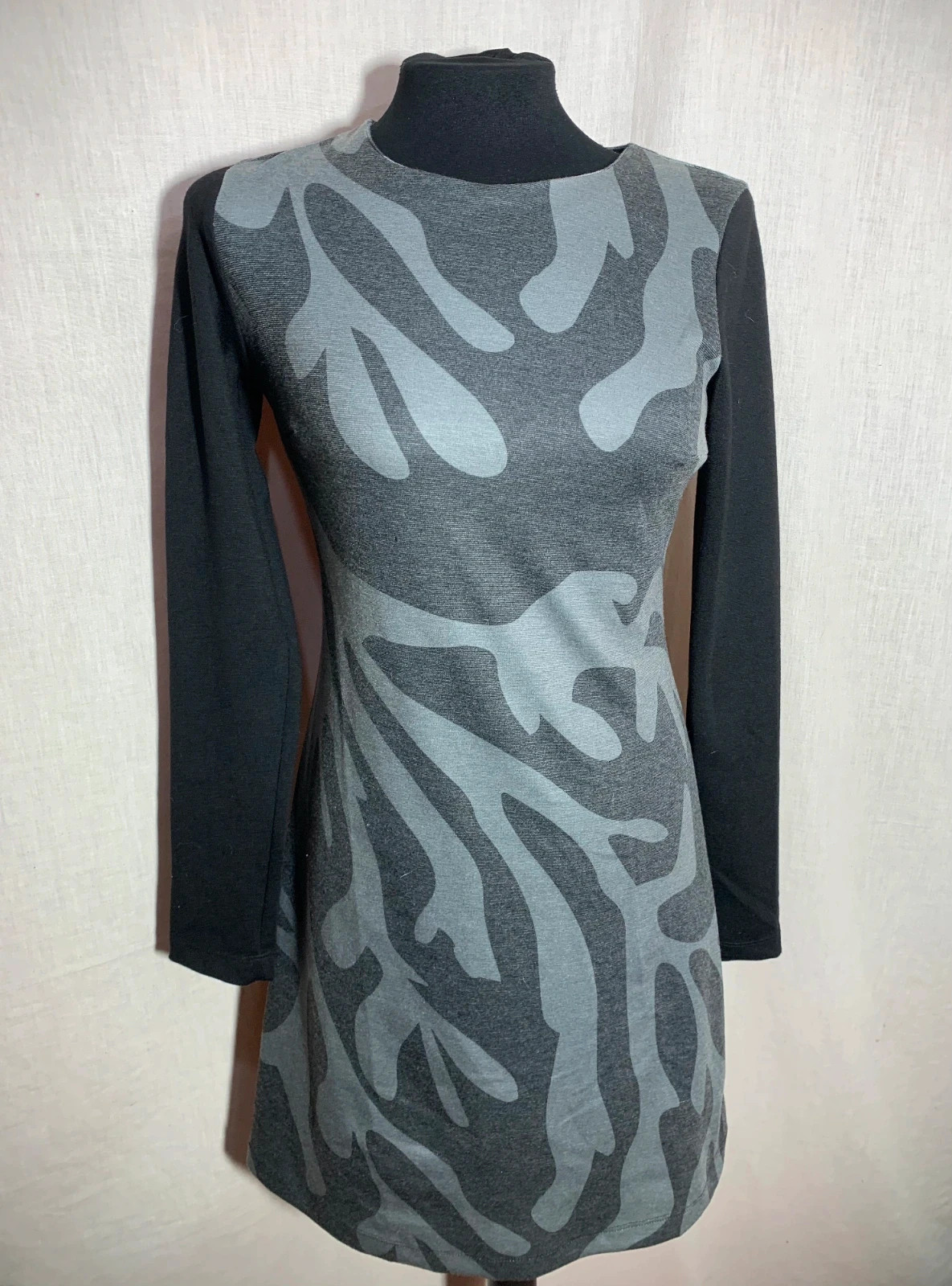 Vestido Camuflaje Gris con Mangas Negras | Grey Camouflage Dress | Modenina – taille S / 36 / 8 3