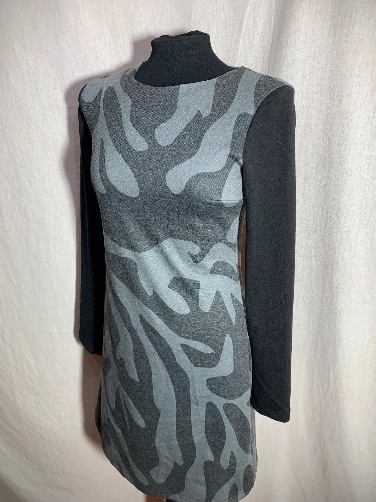 Vestido Camuflaje Gris con Mangas Negras | Grey Camouflage Dress | Modenina – taille S / 36 / 8 4