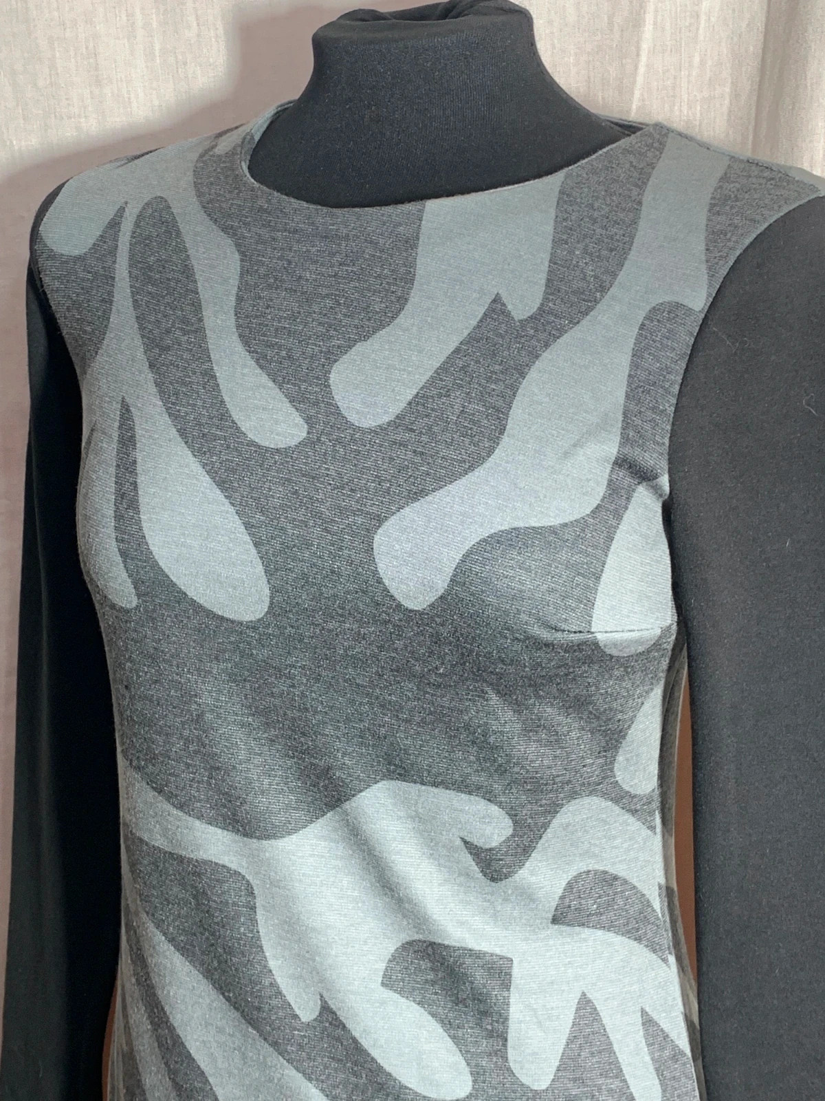 Vestido Camuflaje Gris con Mangas Negras | Grey Camouflage Dress | Modenina – taille S / 36 / 8 5