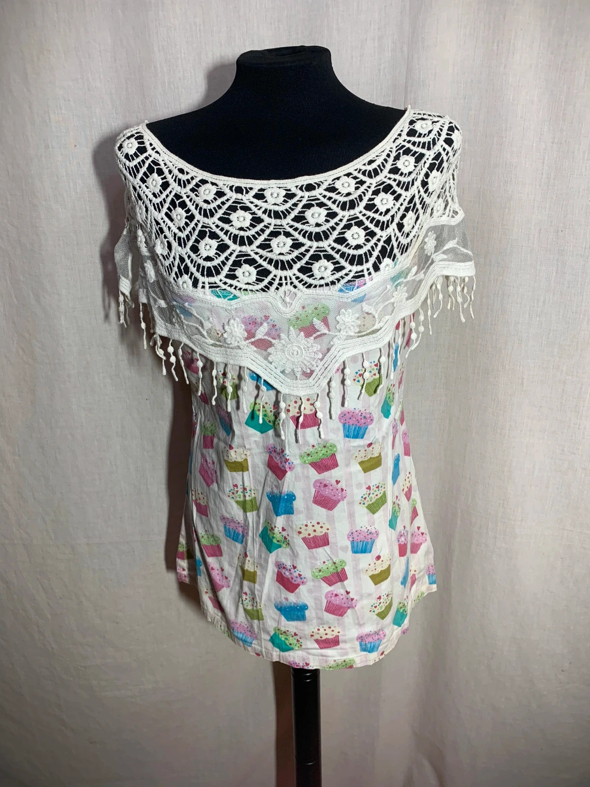 Camiseta con Mantilla Bordada y Cupcake Print | Embroidered Lace & Cupcake Print | Almatrichi – Almatrichi – taille L / 40 / 12 2