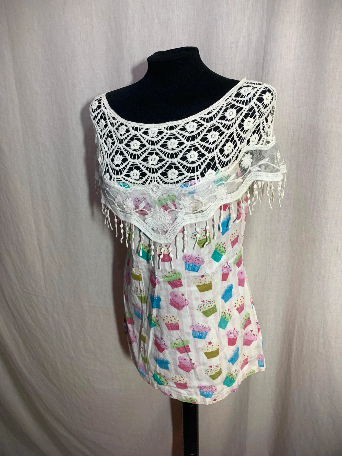 Camiseta con Mantilla Bordada y Cupcake Print | Embroidered Lace & Cupcake Print | Almatrichi – Almatrichi – taille L / 40 / 12 4